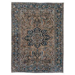 Antiker persischer Heriz-Teppich mit einem blauen Ahar-Medaillon in Karamell-Beige