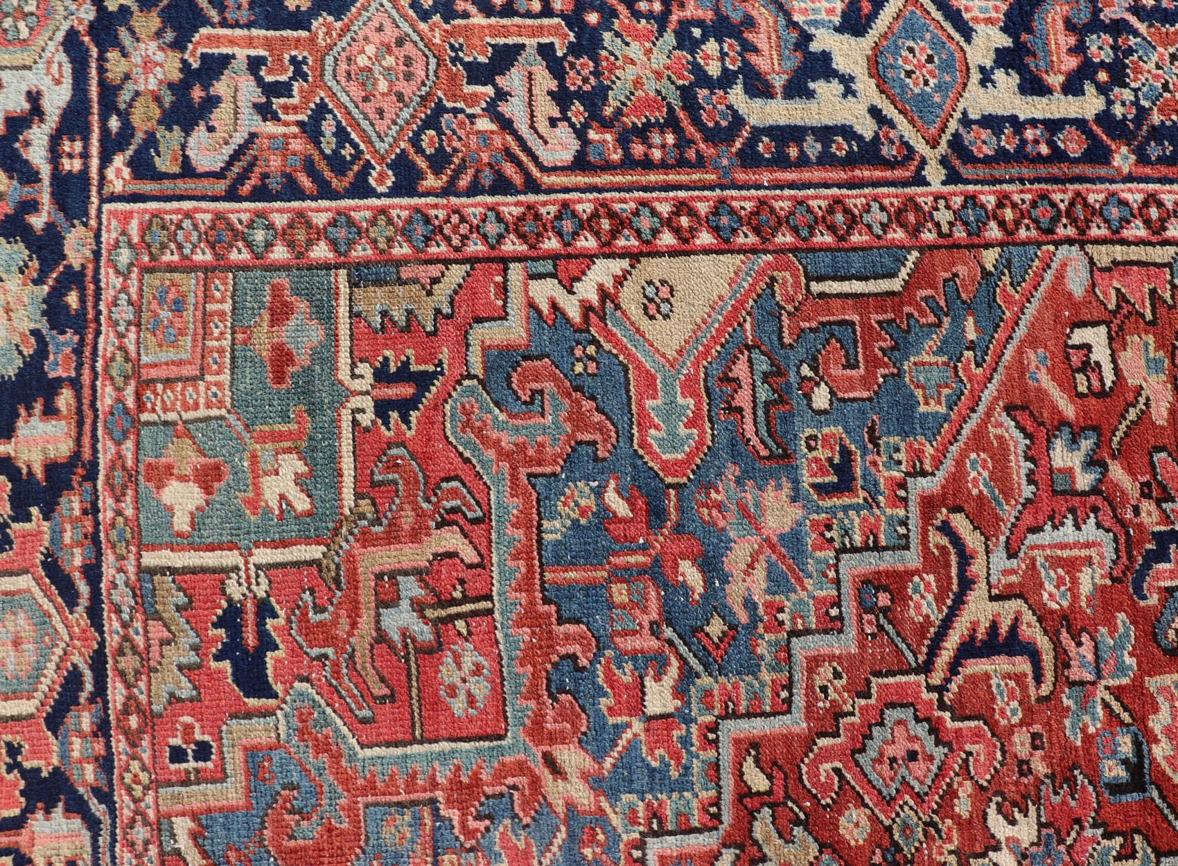 Antiker persischer Heriz-Teppich mit überdimensionalem, mehrlagigem, geschichtetem Medaillon-Design im Angebot 4