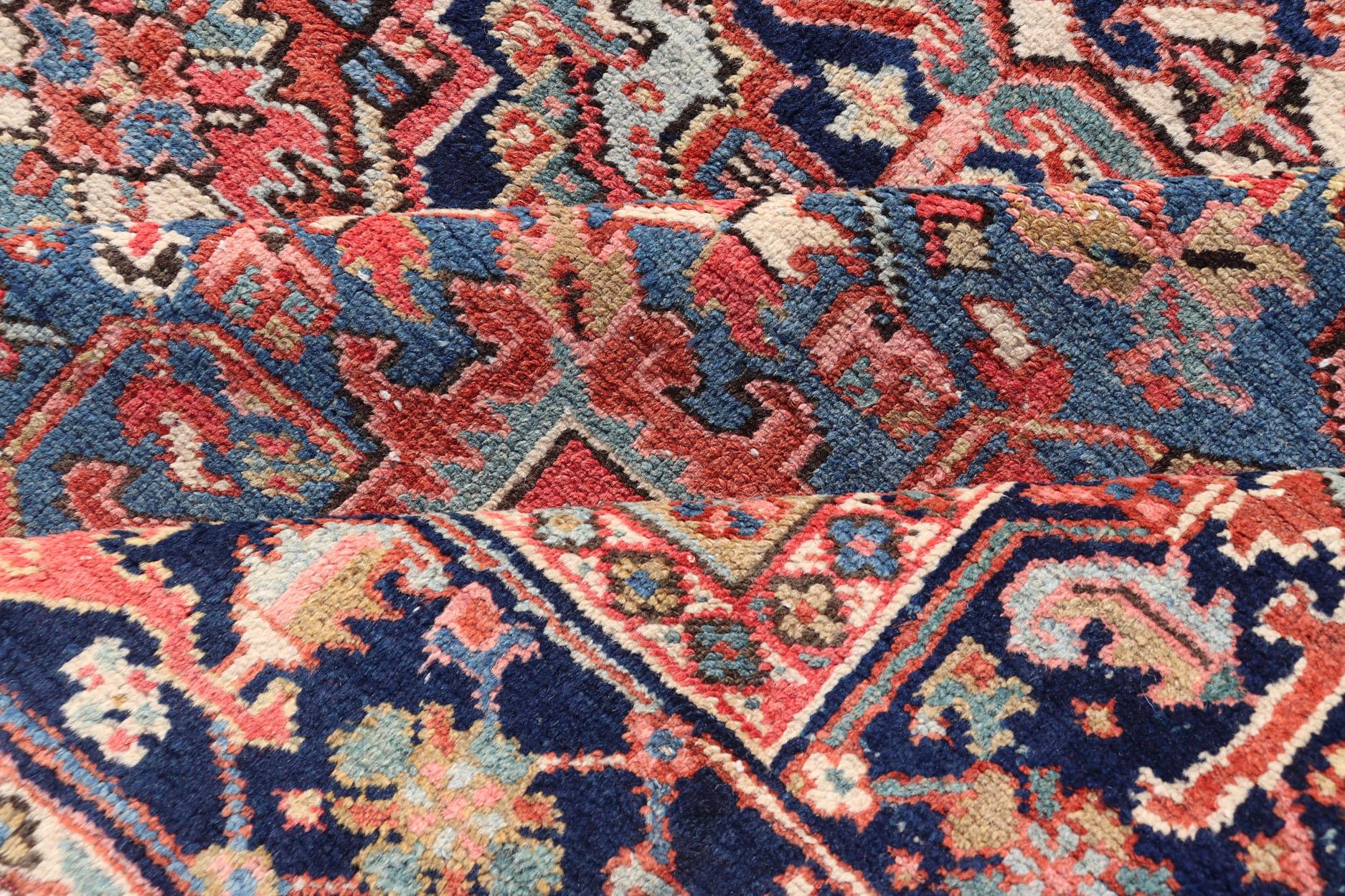Antiker persischer Heriz-Teppich mit überdimensionalem, mehrlagigem, geschichtetem Medaillon-Design im Angebot 5