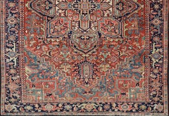 Antigua alfombra persa Heriz con diseño de medallón en capas subgeométricas en toda la superficie