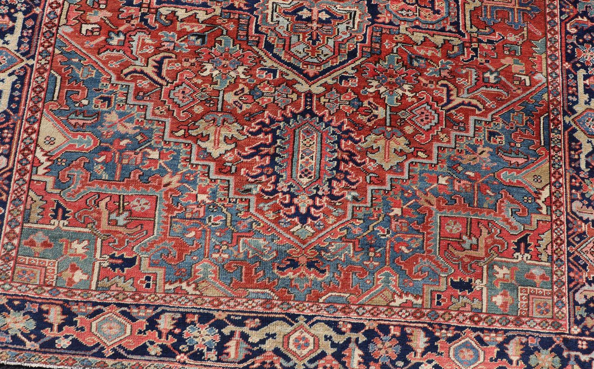 Antiker persischer Heriz-Teppich mit überdimensionalem, mehrlagigem, geschichtetem Medaillon-Design (Handgeknüpft) im Angebot
