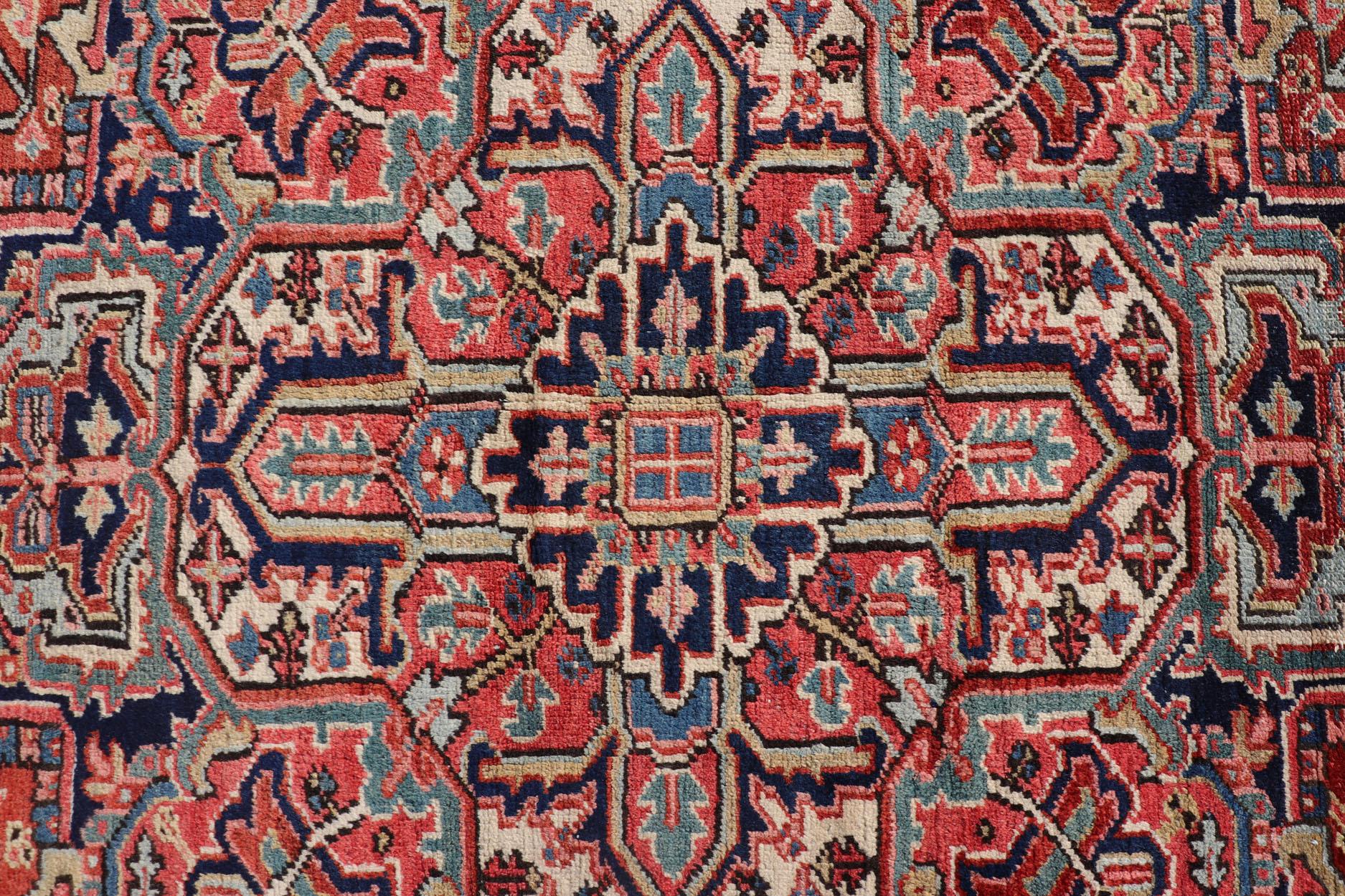 Antiker persischer Heriz-Teppich mit überdimensionalem, mehrlagigem, geschichtetem Medaillon-Design (Wolle) im Angebot