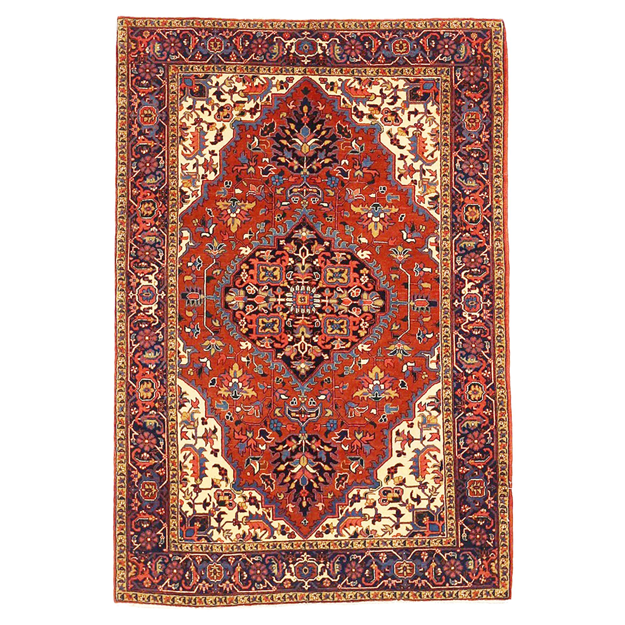 Tapis persan antique de type Heriz avec des détails floraux de couleur beige & et bleu sur un champ rouge & et ivoire