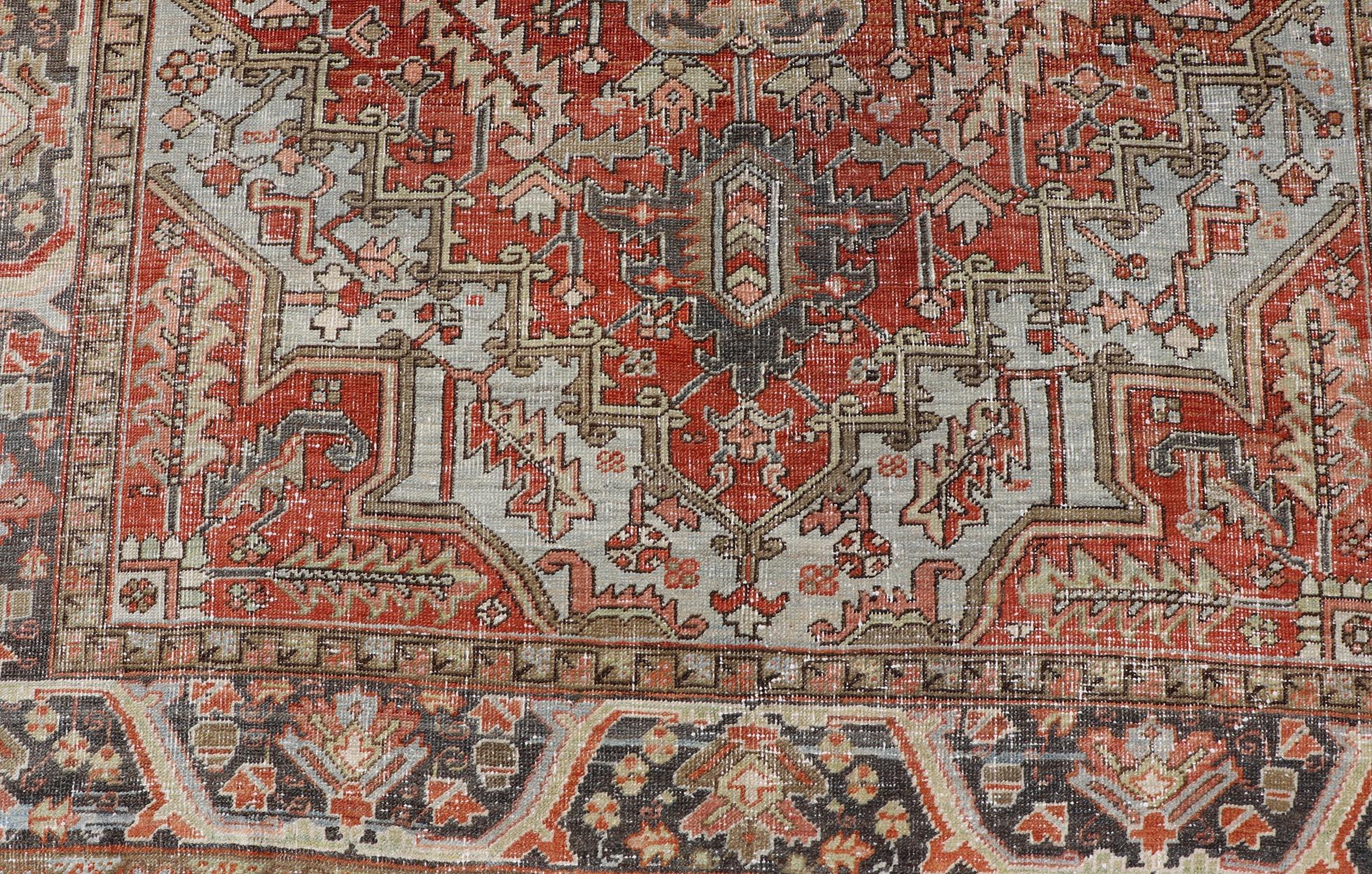 Antiker persischer Heriz-Teppich mit kühnem geometrischem Medaillon und erdfarbenen Tönen 7'2
