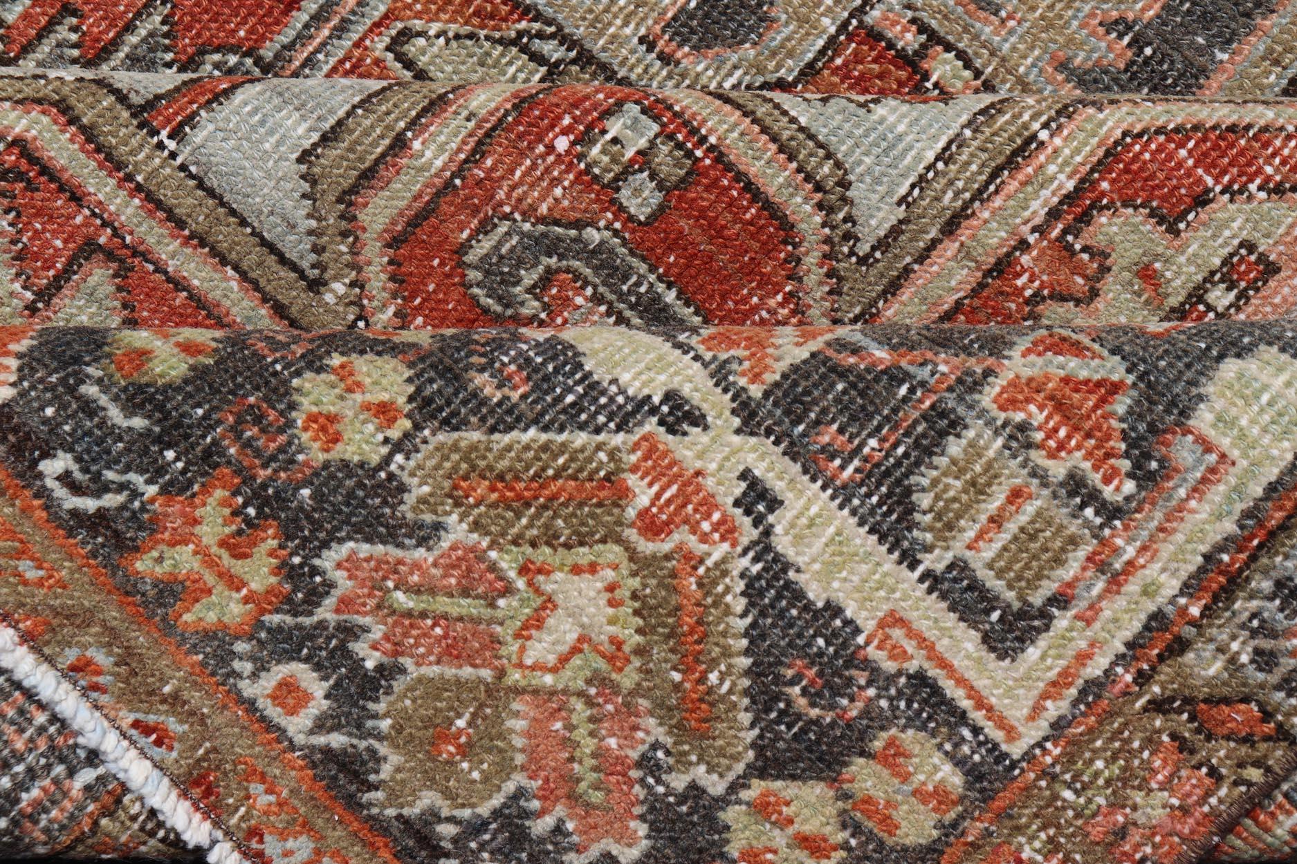 Antiker persischer Heriz-Teppich mit kühnem geometrischem Medaillon und erdfarbenen Tönen 7'2