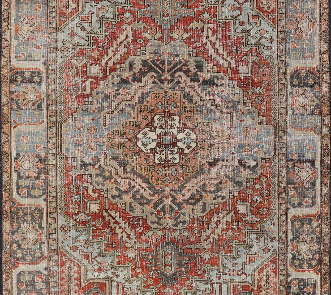 Antiker persischer Heriz-Teppich mit kühnem geometrischem Medaillon und erdfarbenen Tönen 7'2