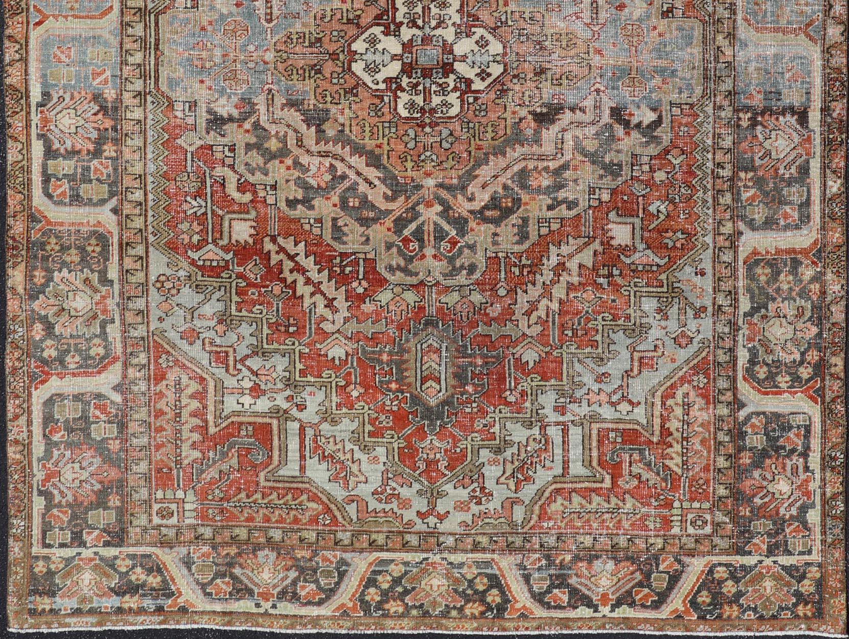 Antiker persischer Heriz-Teppich mit kühnem geometrischem Medaillon und erdfarbenen Tönen 7'2