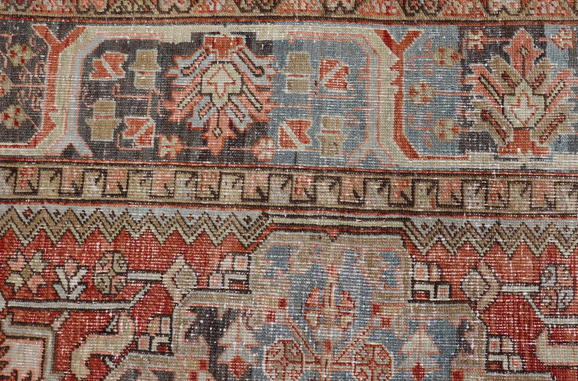 Antiker persischer Heriz-Teppich mit kühnem geometrischem Medaillon und erdfarbenen Tönen 7'2
