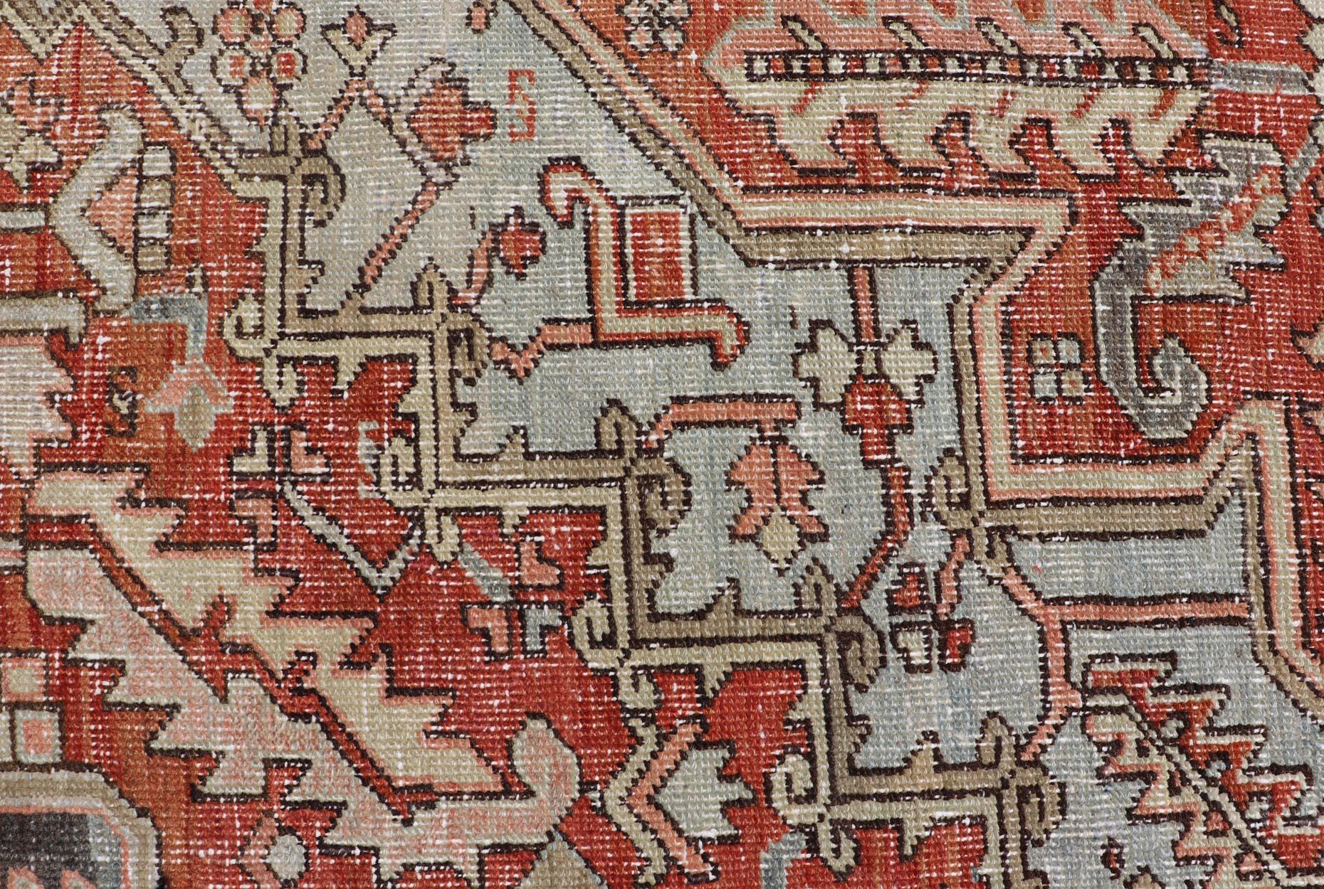 Antiker persischer Heriz-Teppich mit kühnem geometrischem Medaillon und erdfarbenen Tönen 7'2