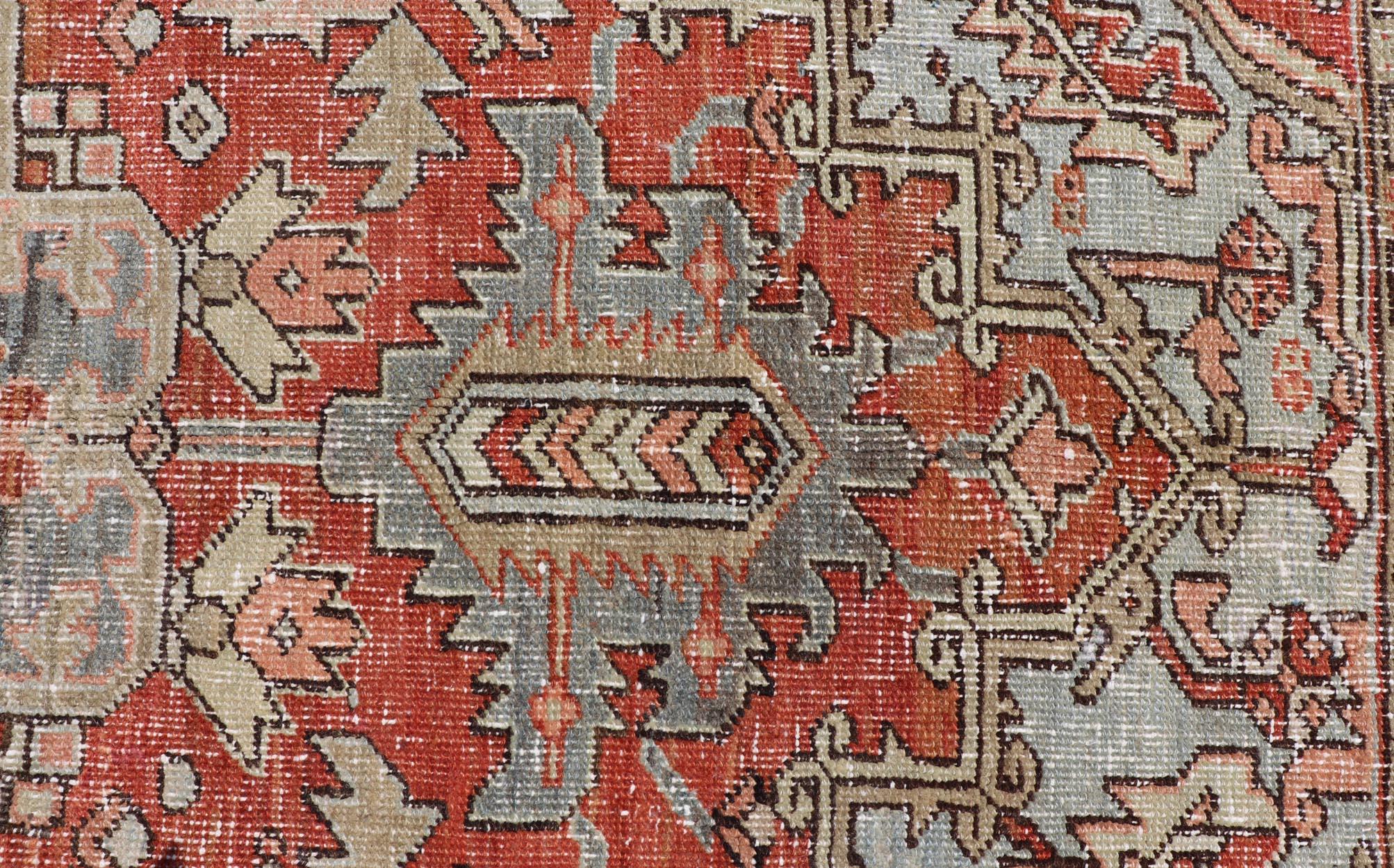 Antiker persischer Heriz-Teppich mit kühnem geometrischem Medaillon und erdfarbenen Tönen 7'2