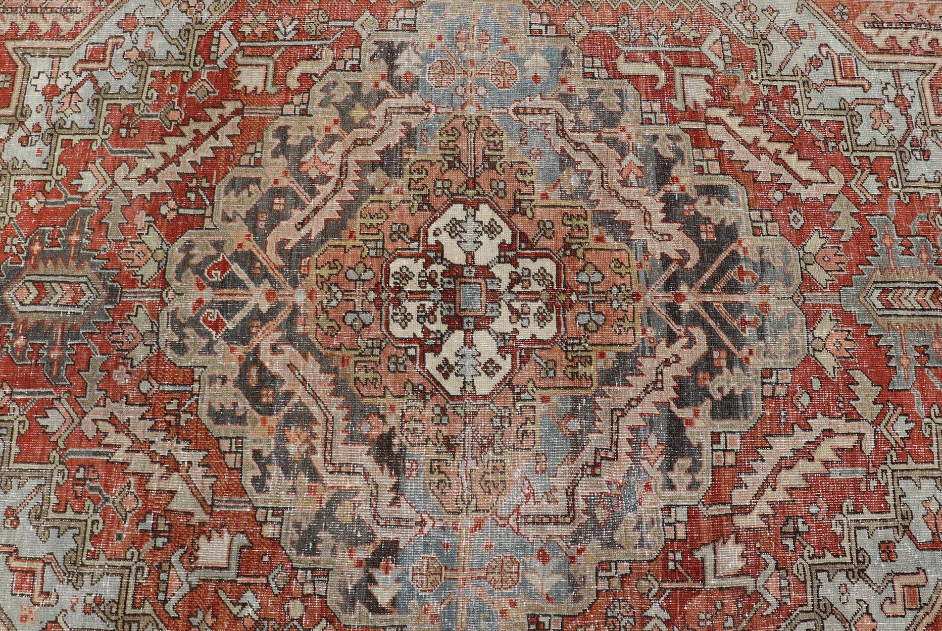 Antiker persischer Heriz-Teppich mit kühnem geometrischem Medaillon und erdfarbenen Tönen 7'2