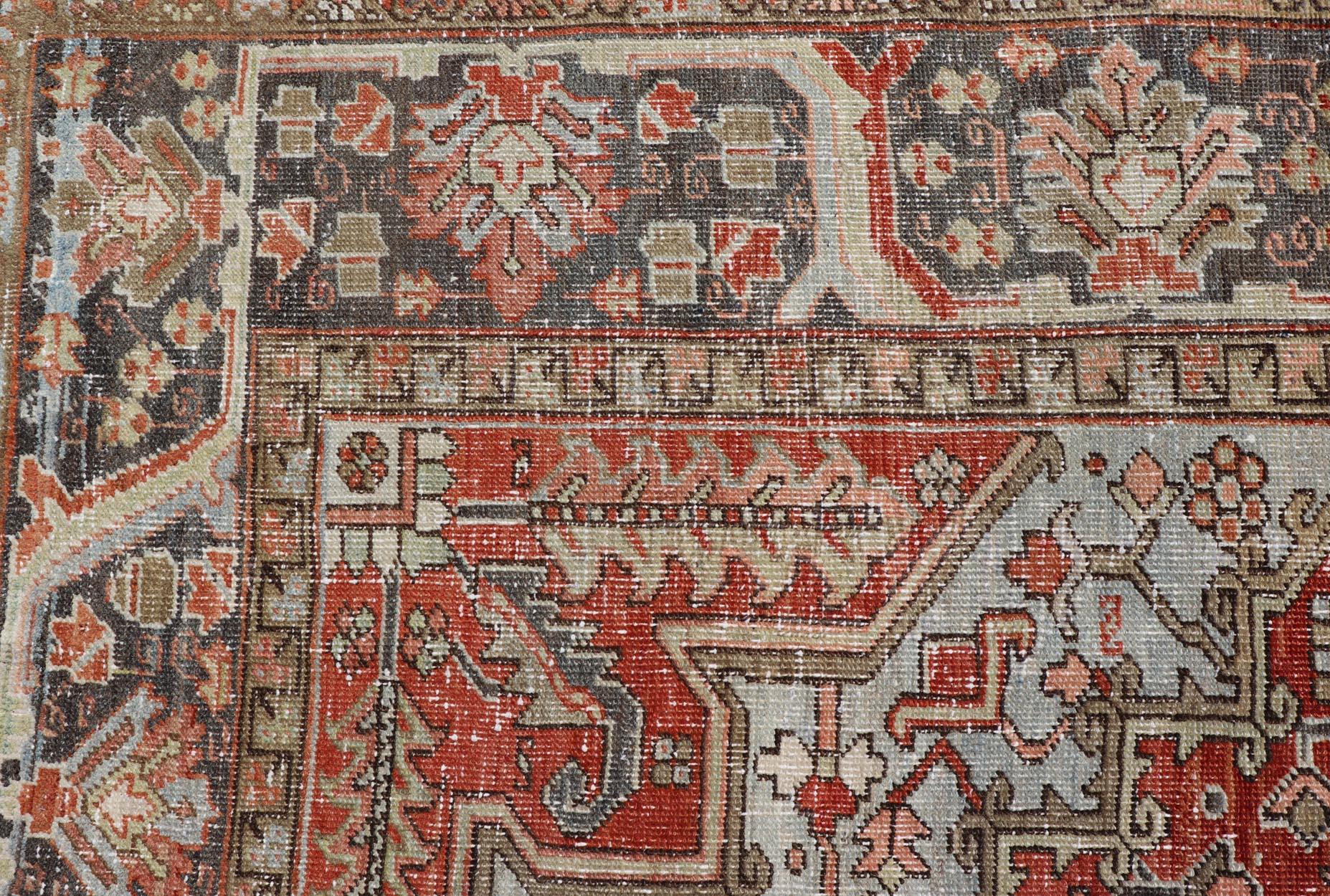 Antiker persischer Heriz-Teppich mit kühnem geometrischem Medaillon und erdfarbenen Tönen 7'2