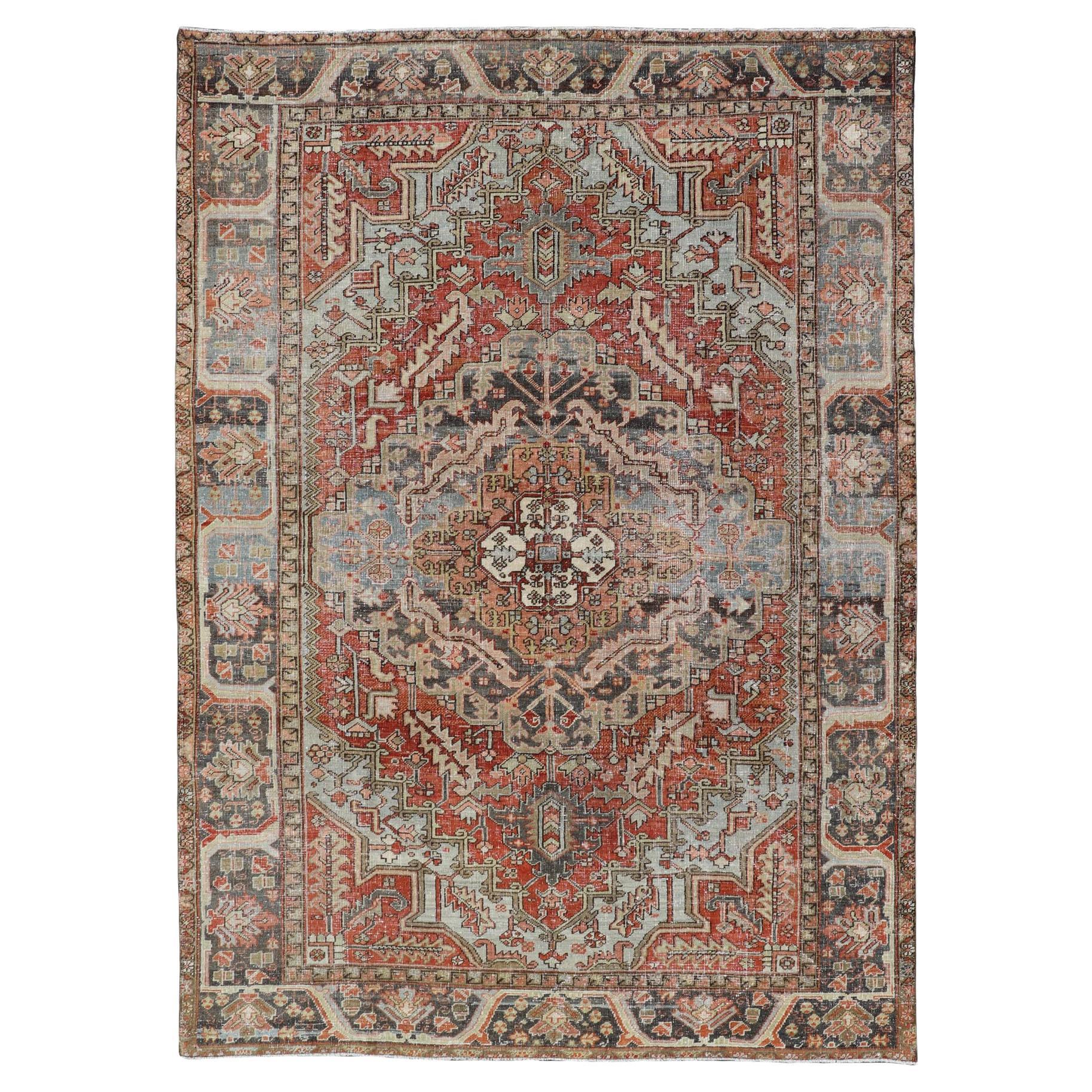 Antiker persischer Heriz-Teppich mit kühnem geometrischem Medaillon und erdfarbenen Tönen 7'2"X10'6