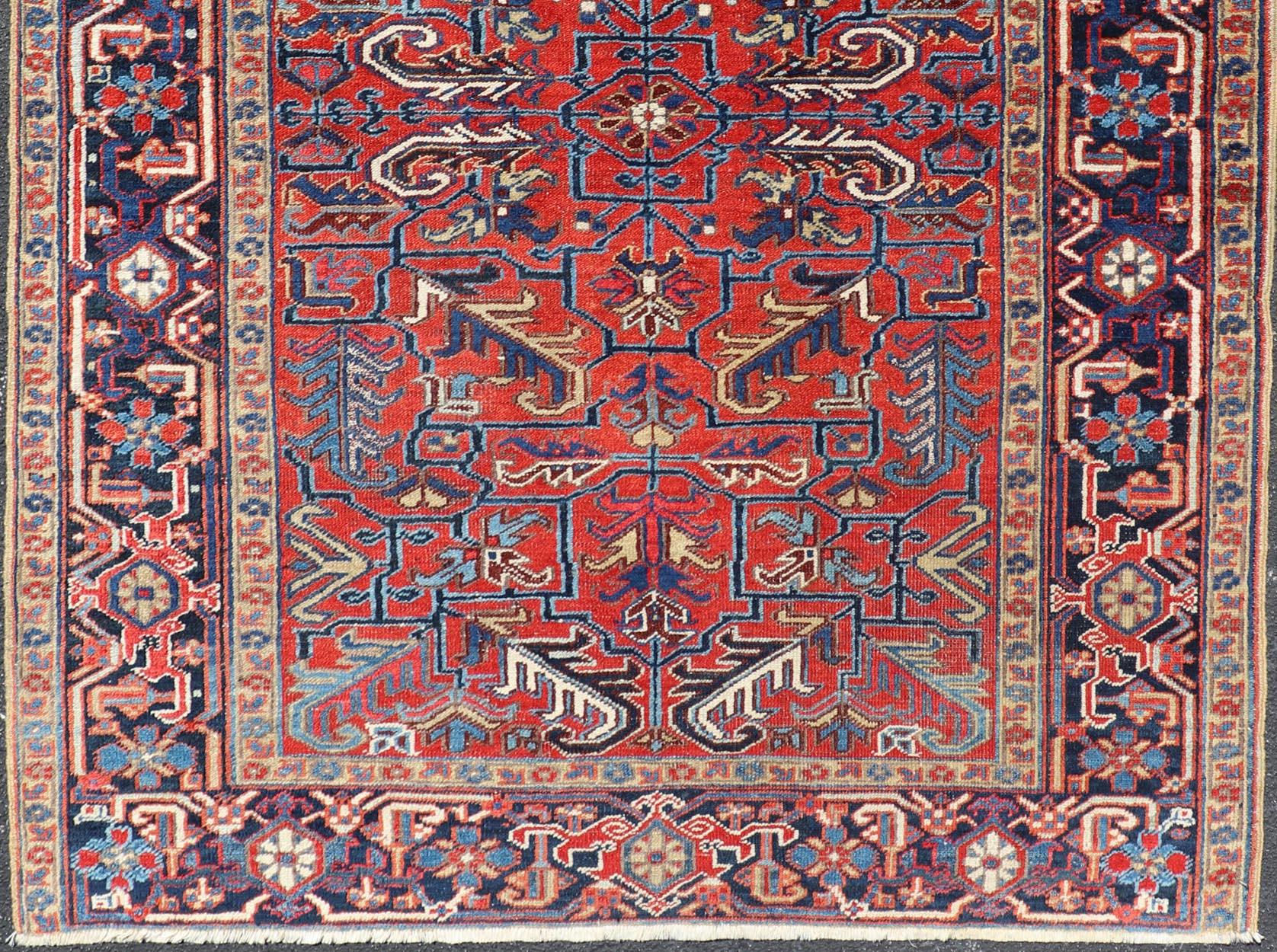 Antiker persischer Heriz-Teppich mit kühnen geometrischen Motiven und sattem Rot 5'2 x 7'4 im Angebot 2