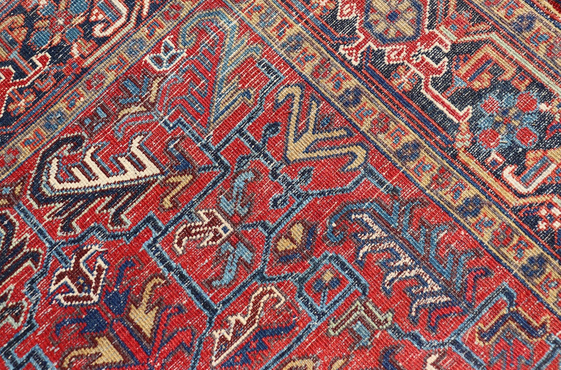 Antiker persischer Heriz-Teppich mit kühnen geometrischen Motiven und sattem Rot 5'2 x 7'4 im Angebot 3