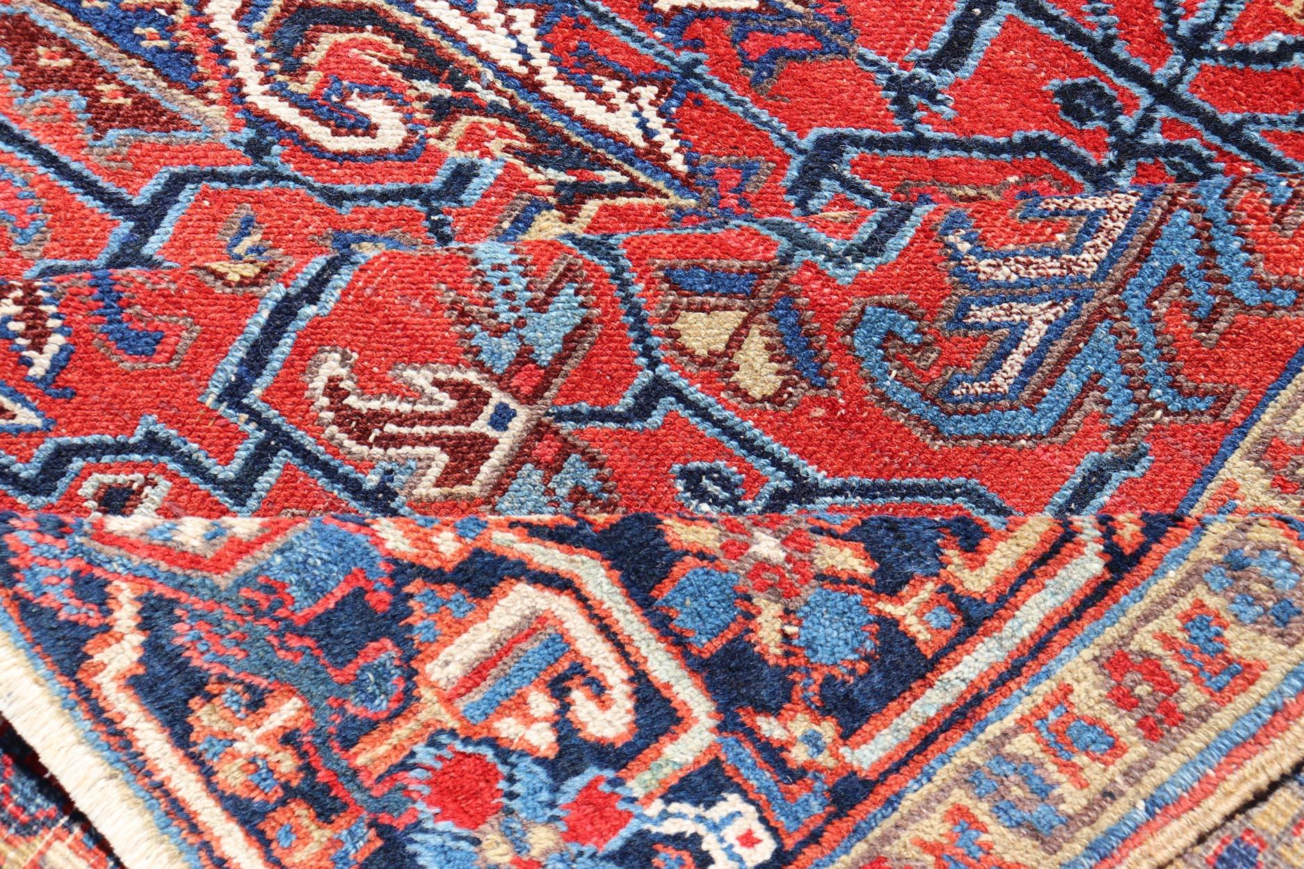 Antiker persischer Heriz-Teppich mit kühnen geometrischen Motiven und sattem Rot 5'2 x 7'4 im Angebot 4