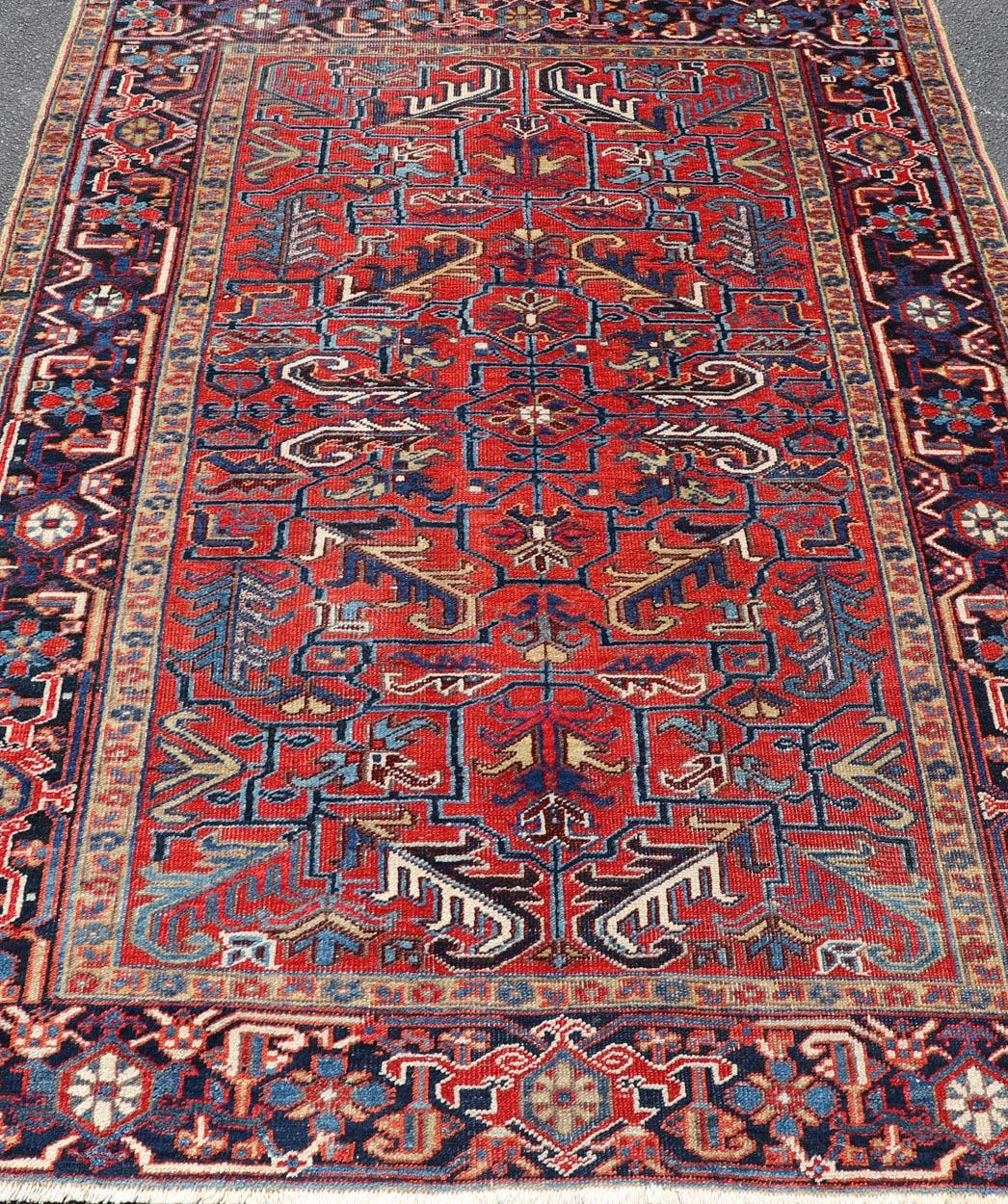 Maße: 5'2 x 7'4 
Antiker persischer Heriz-Teppich mit kühnen geometrischen Motiven und sattem Rot 5'2 x 7'4. Keivan Woven Arts/ Teppich/ KBE-090224, Herkunftsland/Typ: Heriz /  Iran, um 1930.

Dieser antike persische Heriz-Teppich zeigt die typische