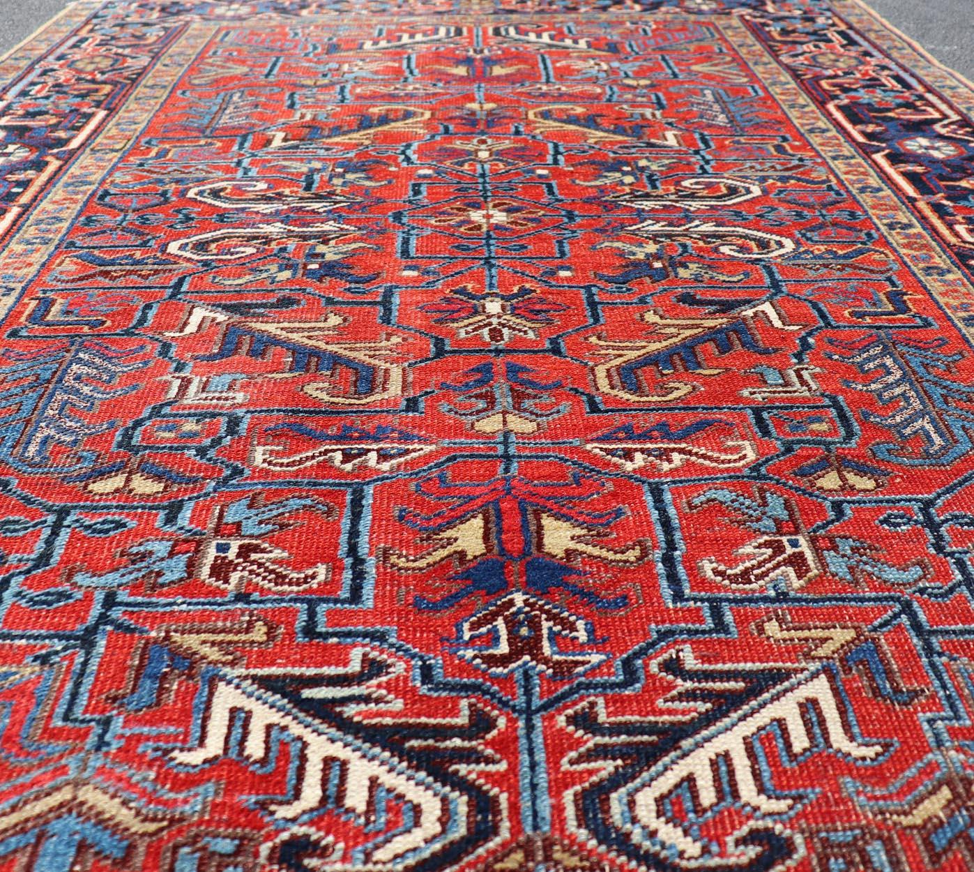 Antiker persischer Heriz-Teppich mit kühnen geometrischen Motiven und sattem Rot 5'2 x 7'4 (Heriz Serapi) im Angebot