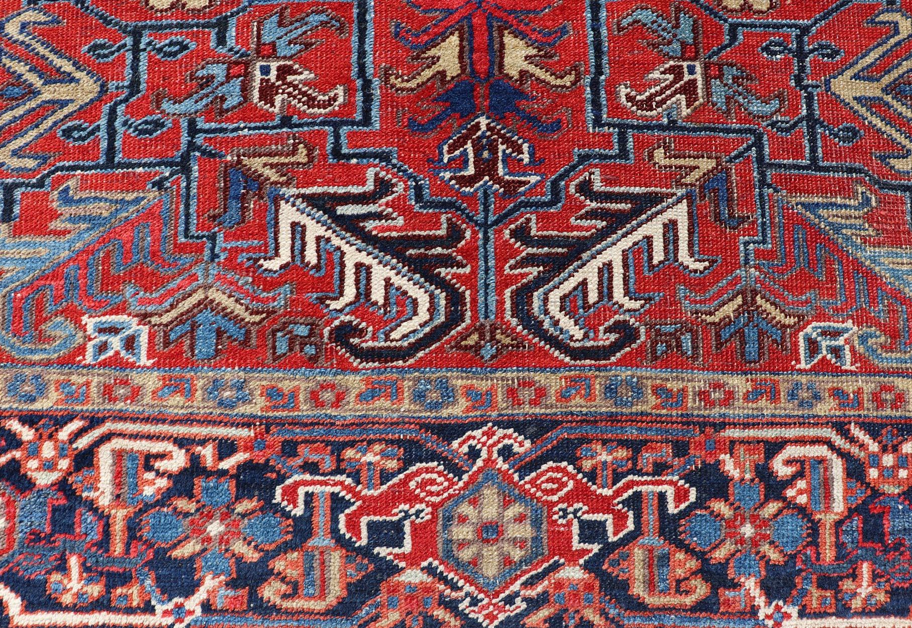 Antiker persischer Heriz-Teppich mit kühnen geometrischen Motiven und sattem Rot 5'2 x 7'4 (Persisch) im Angebot