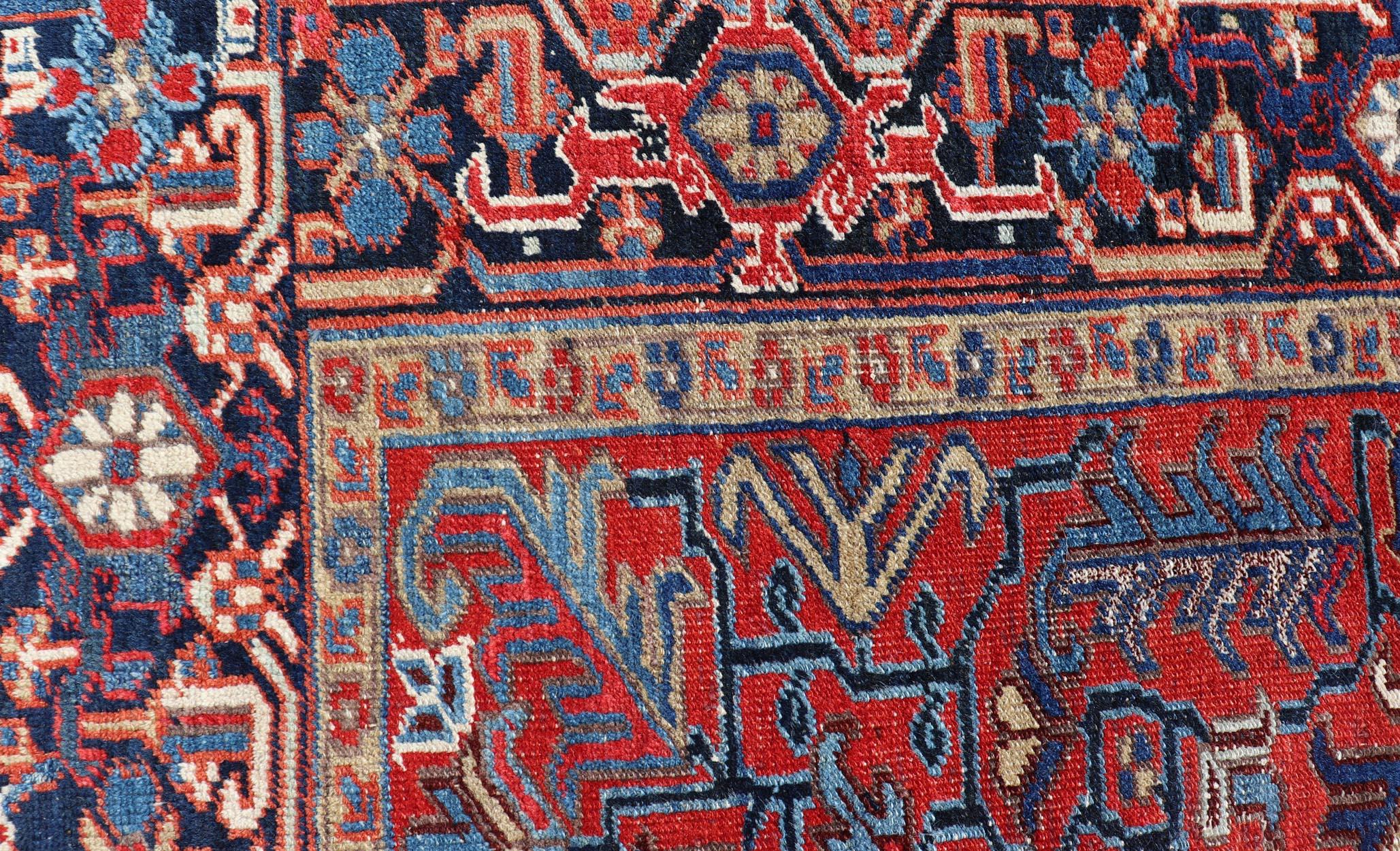 Antiker persischer Heriz-Teppich mit kühnen geometrischen Motiven und sattem Rot 5'2 x 7'4 (Handgeknüpft) im Angebot