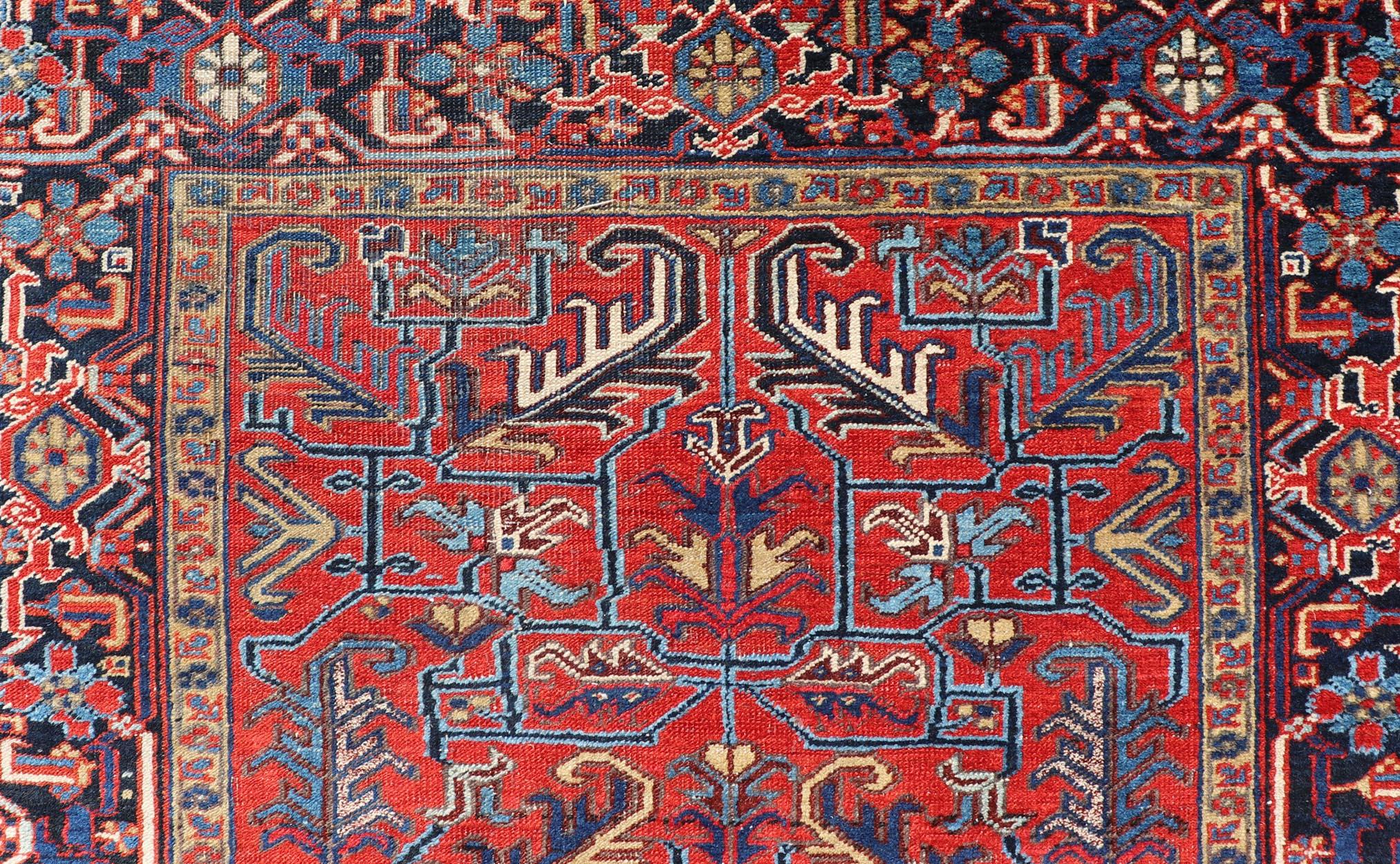 Antiker persischer Heriz-Teppich mit kühnen geometrischen Motiven und sattem Rot 5'2 x 7'4 (20. Jahrhundert) im Angebot