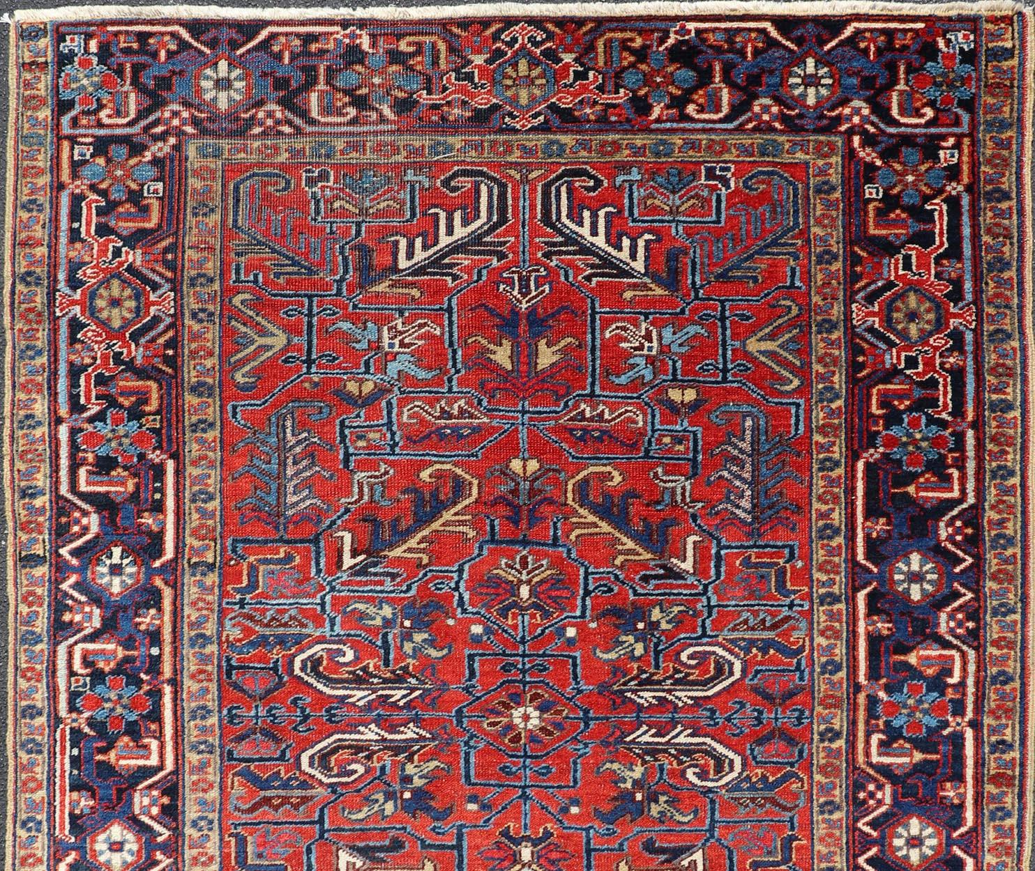 Antiker persischer Heriz-Teppich mit kühnen geometrischen Motiven und sattem Rot 5'2 x 7'4 (Wolle) im Angebot