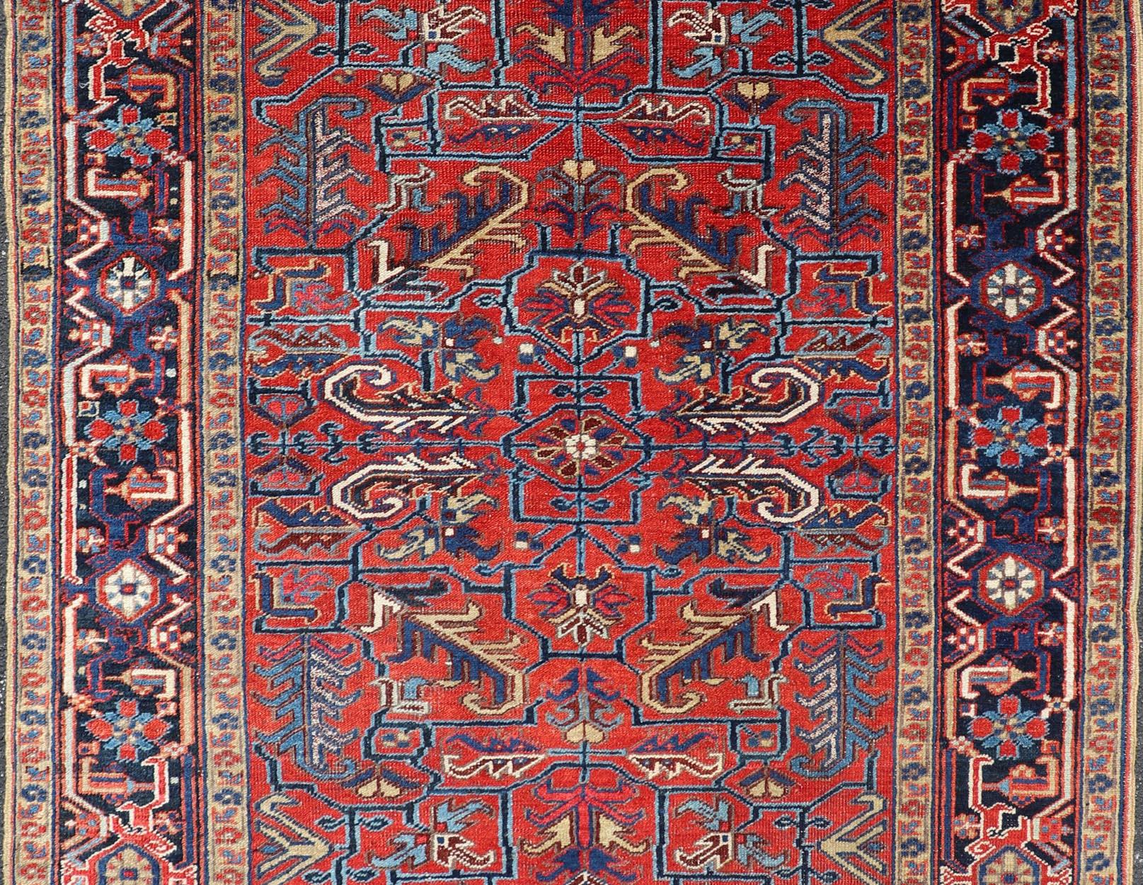 Antiker persischer Heriz-Teppich mit kühnen geometrischen Motiven und sattem Rot 5'2 x 7'4 im Angebot 1