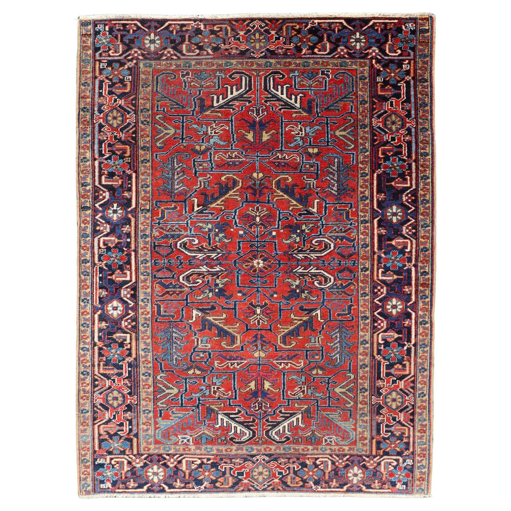 Antiker persischer Heriz-Teppich mit kühnen geometrischen Motiven und sattem Rot 5'2 x 7'4 im Angebot