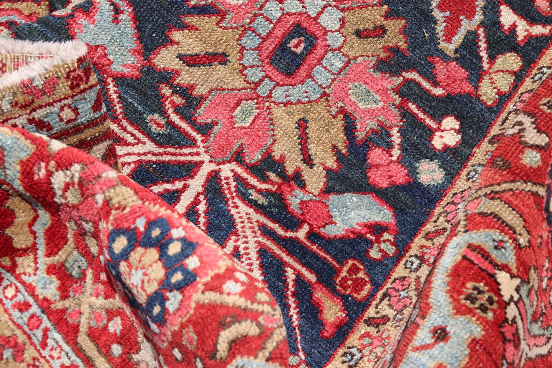 Ancien tapis persan Heriz avec médaillon audacieux et riches motifs floraux 8'5 x 11'5 en vente 2