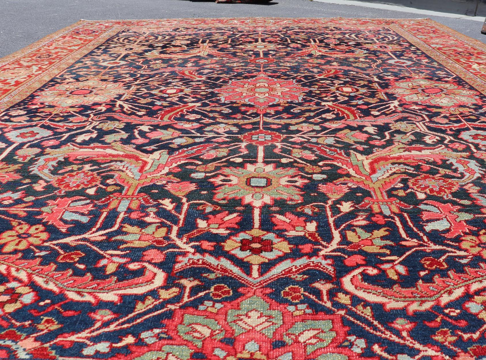 Ancien tapis persan Heriz avec médaillon audacieux et riches motifs floraux 8'5 x 11'5 en vente 4