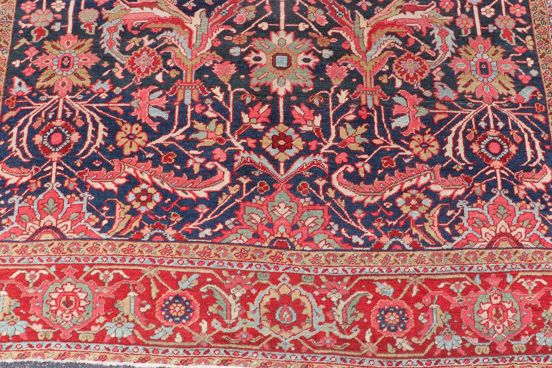 Ancien tapis persan Heriz avec médaillon audacieux et riches motifs floraux 8'5 x 11'5 en vente 5