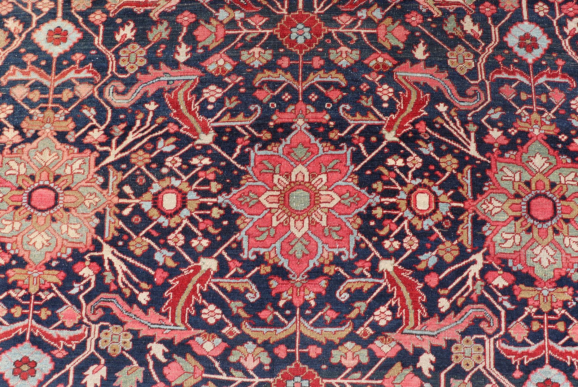 Ancien tapis persan Heriz avec médaillon audacieux et riches motifs floraux 8'5 x 11'5 en vente 7