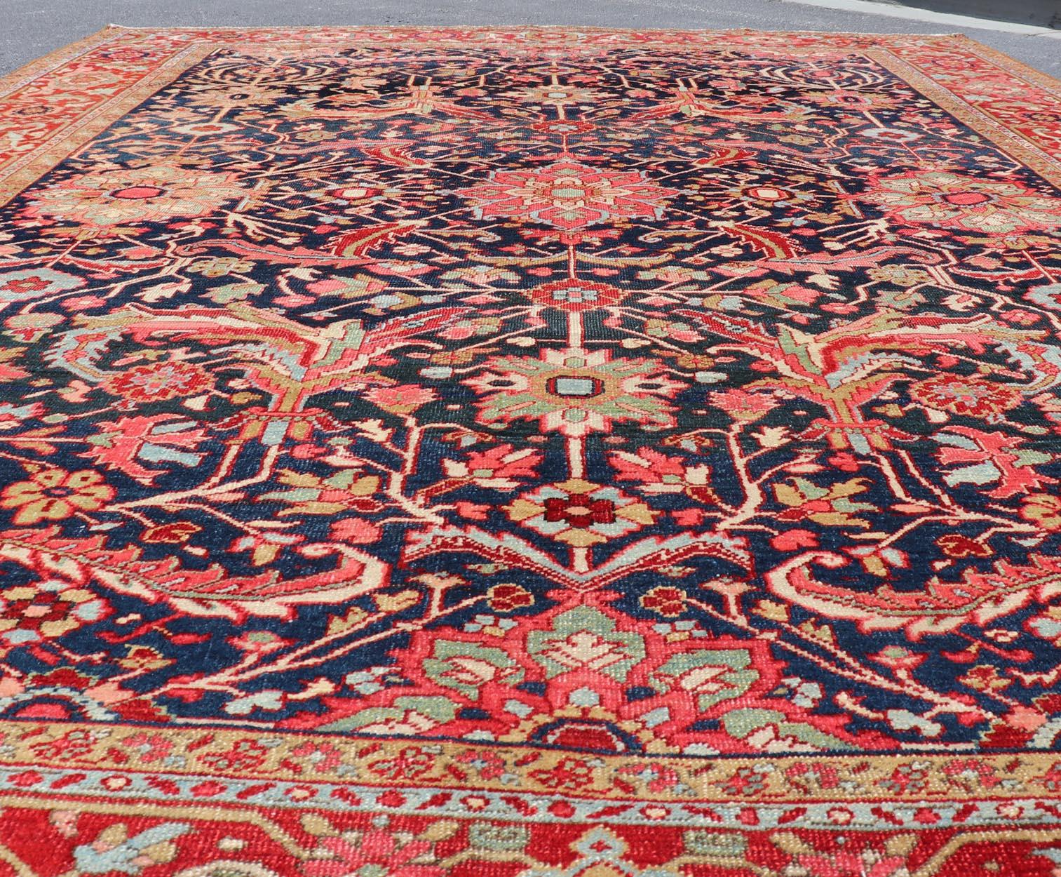 Ancien tapis persan Heriz avec médaillon audacieux et riches motifs floraux 8'5 x 11'5 en vente 8