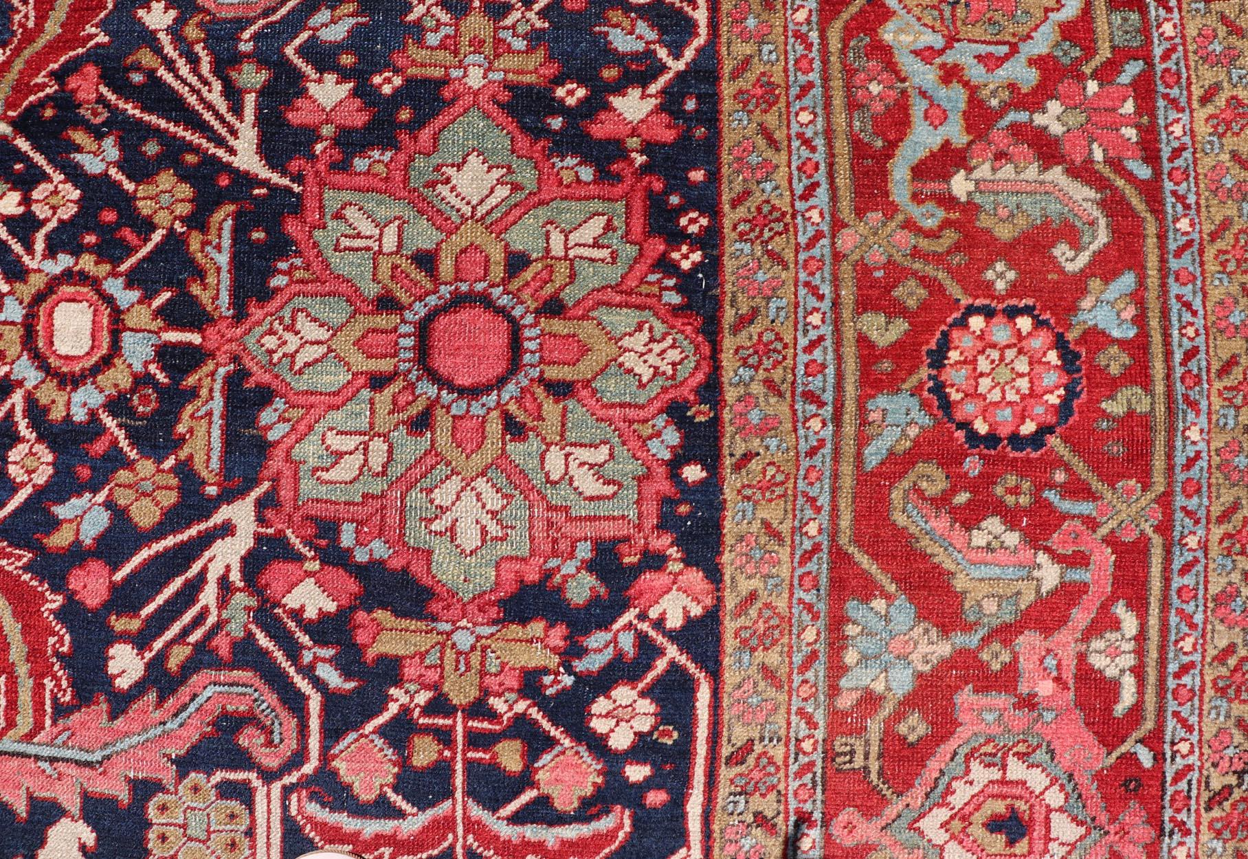 Heriz Serapi Ancien tapis persan Heriz avec médaillon audacieux et riches motifs floraux 8'5 x 11'5 en vente