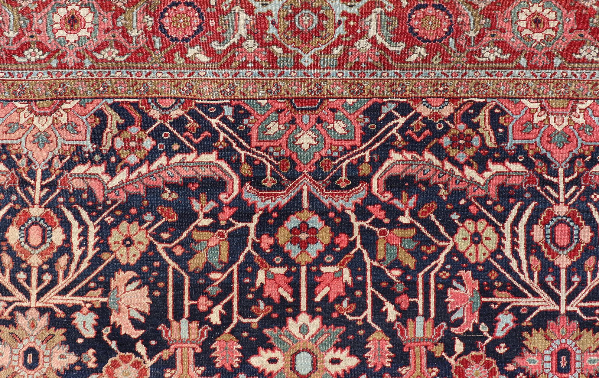 Perse Ancien tapis persan Heriz avec médaillon audacieux et riches motifs floraux 8'5 x 11'5 en vente