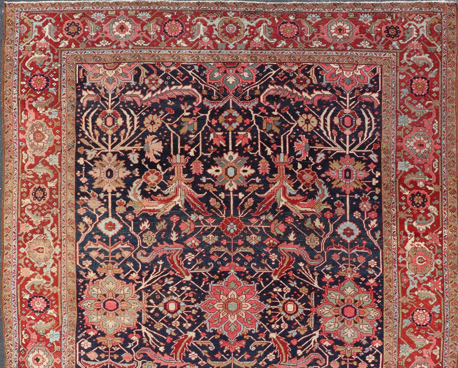 Noué à la main Ancien tapis persan Heriz avec médaillon audacieux et riches motifs floraux 8'5 x 11'5 en vente