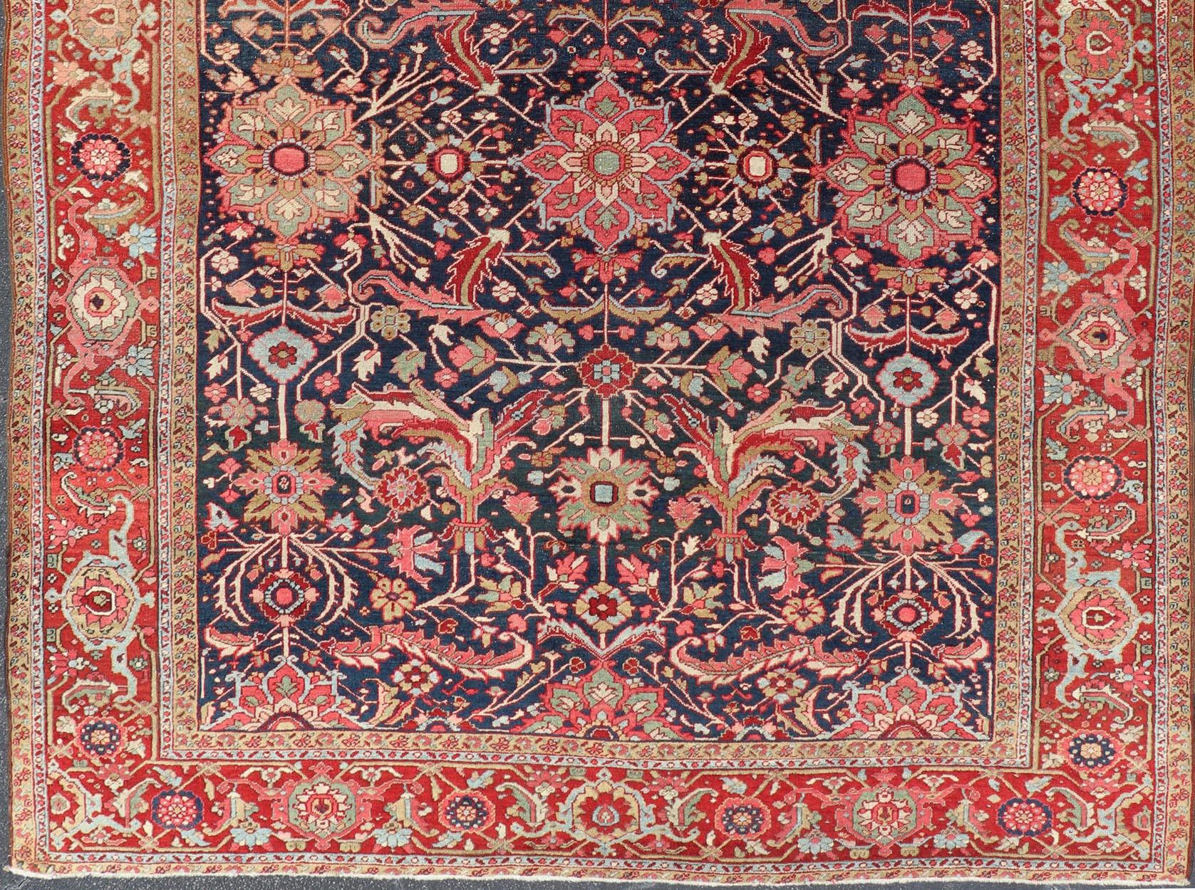 Début du 20ème siècle Ancien tapis persan Heriz avec médaillon audacieux et riches motifs floraux 8'5 x 11'5 en vente