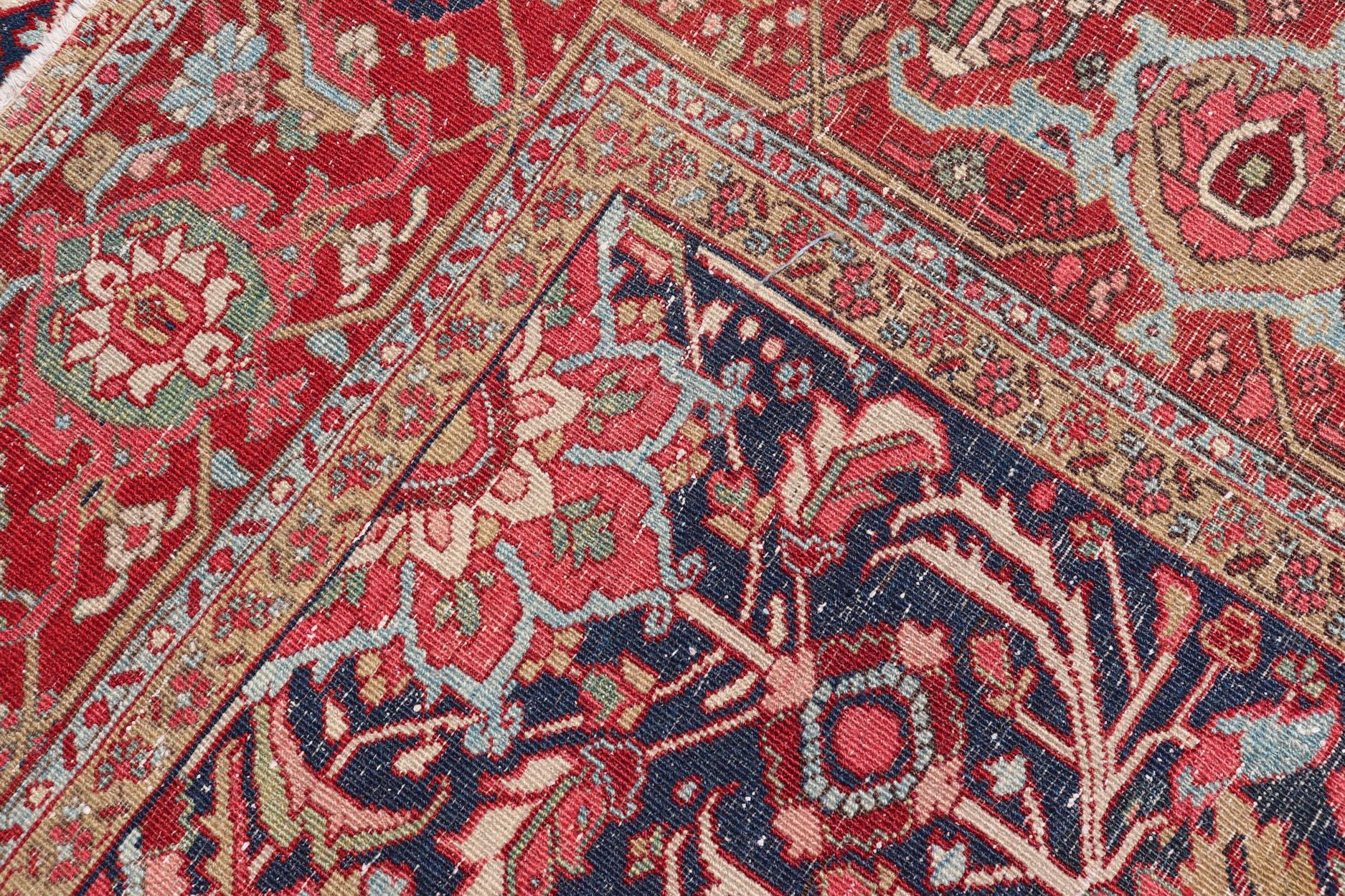 Laine Ancien tapis persan Heriz avec médaillon audacieux et riches motifs floraux 8'5 x 11'5 en vente