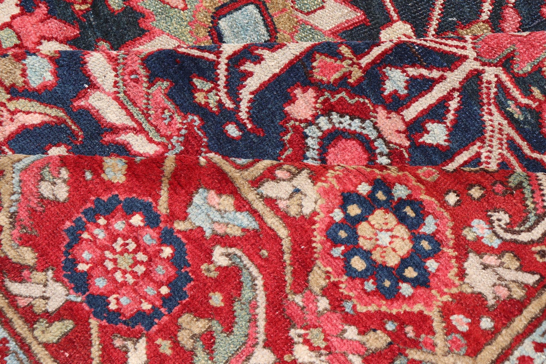 Ancien tapis persan Heriz avec médaillon audacieux et riches motifs floraux 8'5 x 11'5 en vente 1