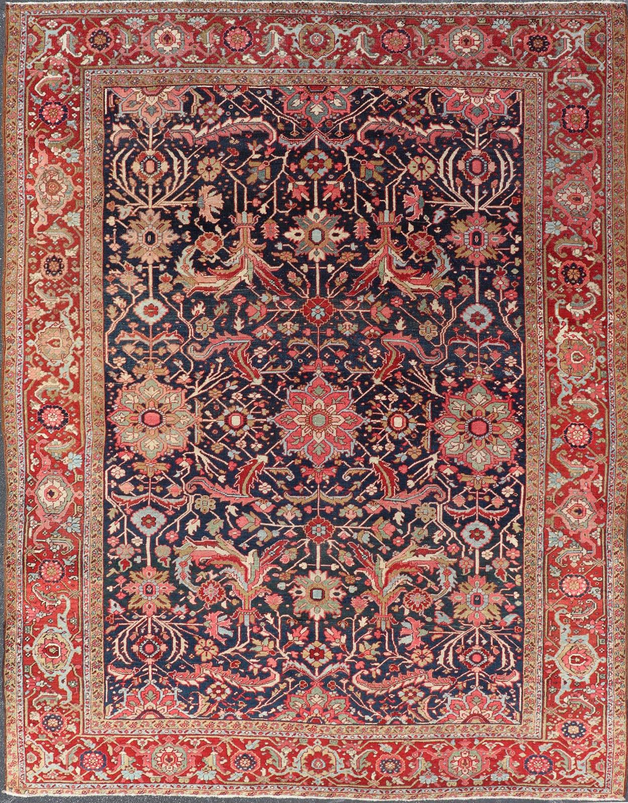 Ancien tapis persan Heriz avec médaillon audacieux et riches motifs floraux 8'5 x 11'5 en vente