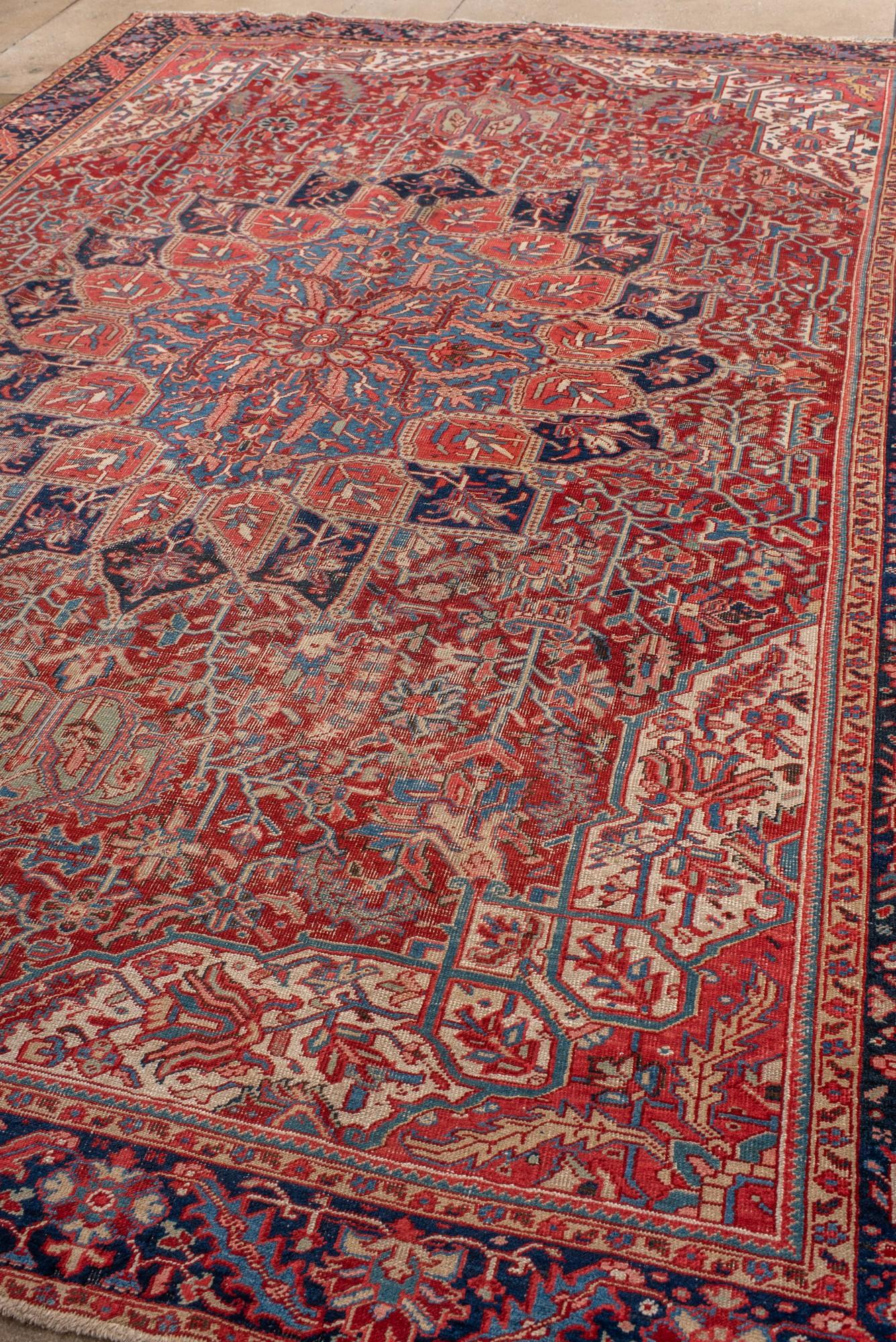 Antiker persischer Heriz-Teppich mit zentralem Medaillon (Persisch) im Angebot