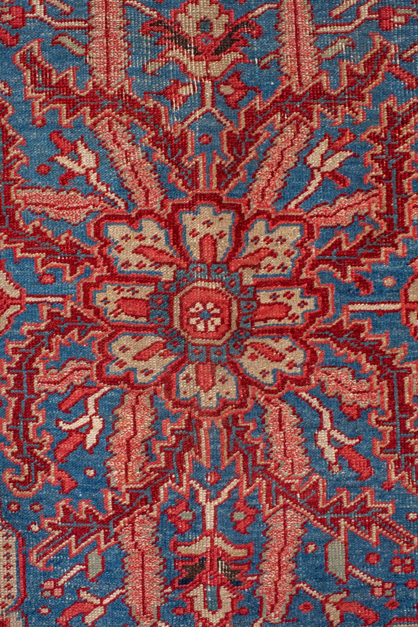 Antiker persischer Heriz-Teppich mit zentralem Medaillon (Handgeknüpft) im Angebot