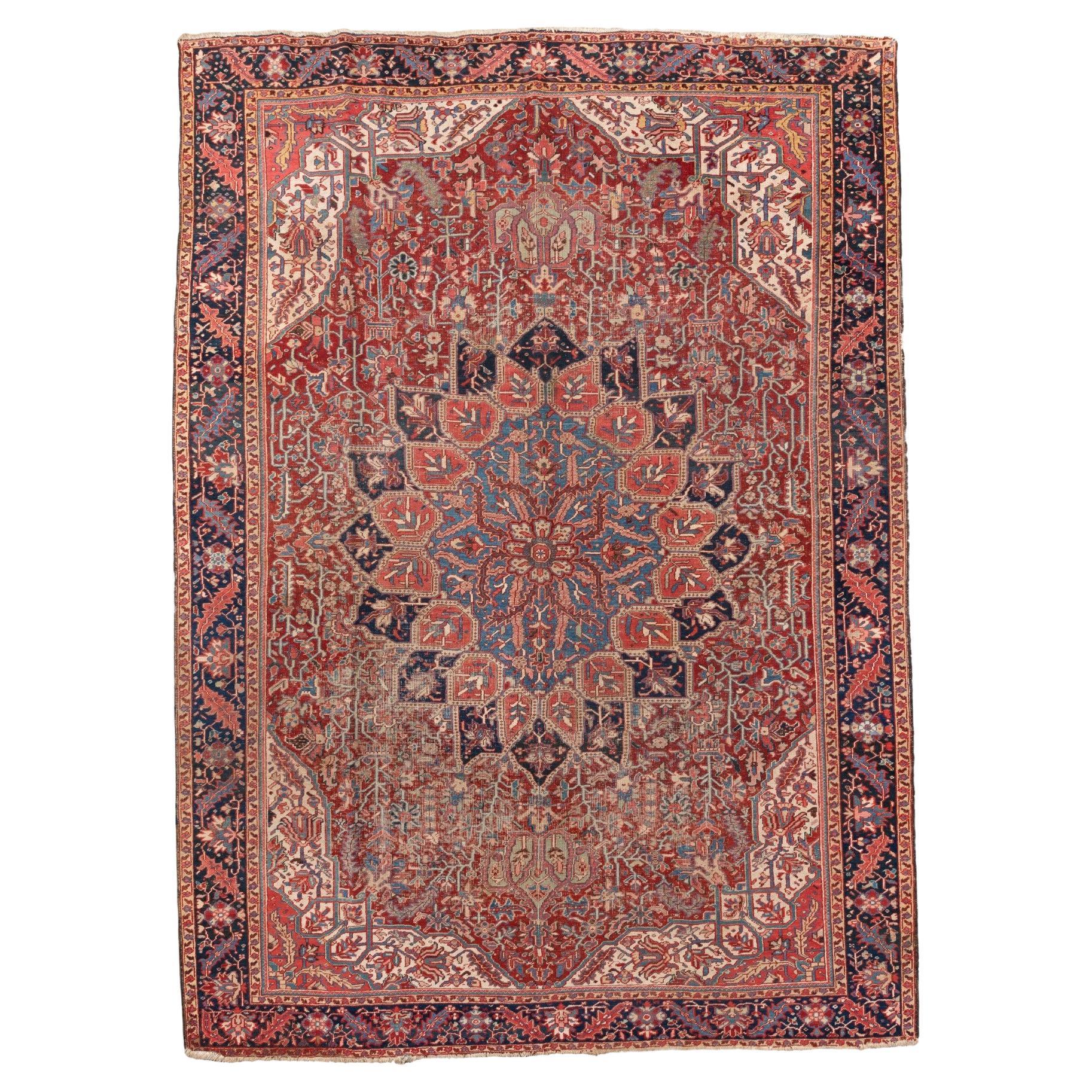 Antiker persischer Heriz-Teppich mit zentralem Medaillon im Angebot