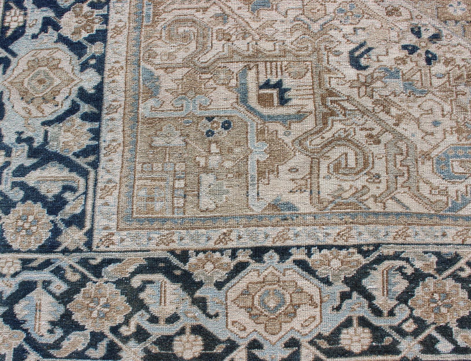 Tapis persan ancien Heriz avec motif de médaillon géométrique en taupe et bleu-gris Bon état - En vente à Atlanta, GA
