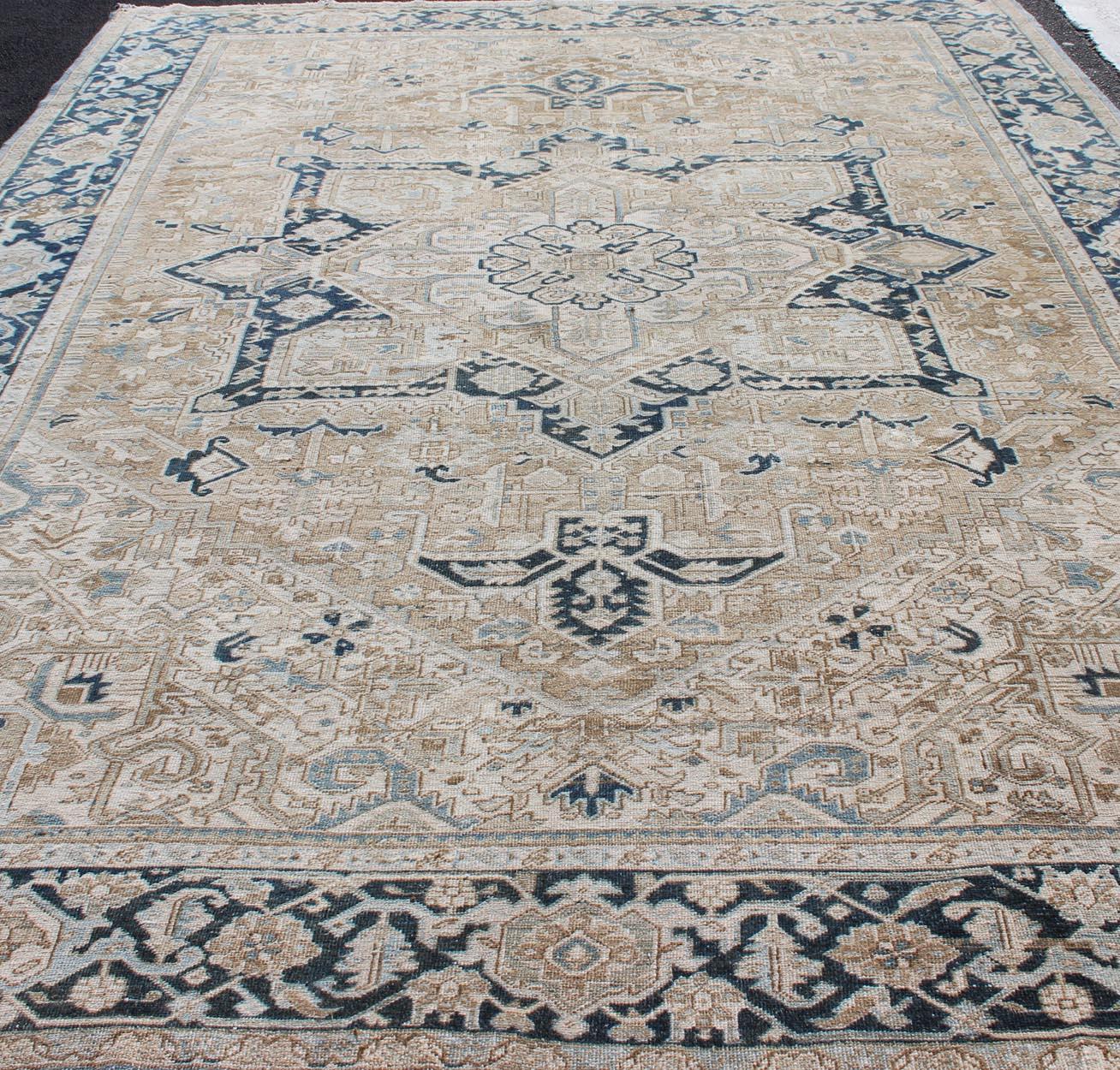 Tapis persan ancien Heriz avec motif de médaillon géométrique en taupe et bleu-gris en vente 1