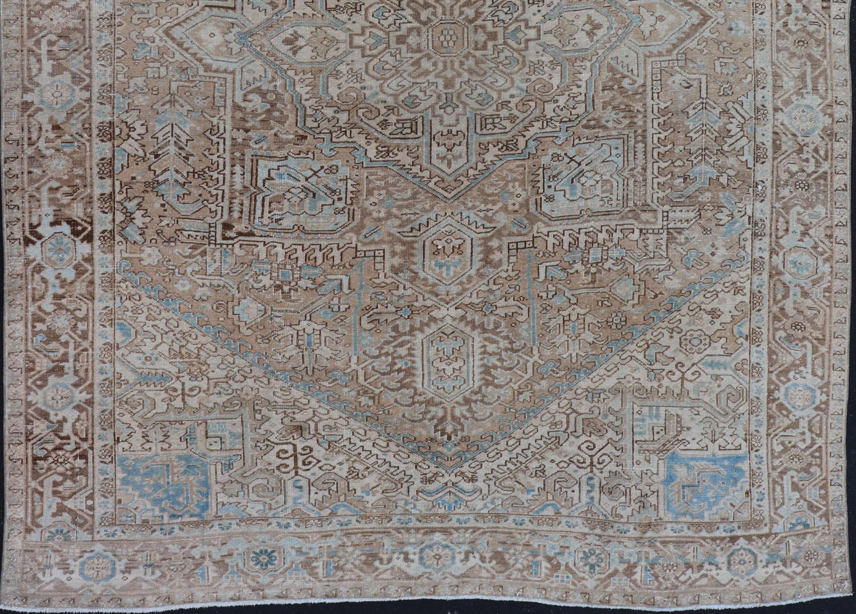 Antiker persischer Heriz-Teppich mit geometrischem Muster in Taupe, Tan, Brown und Hellblau (20. Jahrhundert) im Angebot
