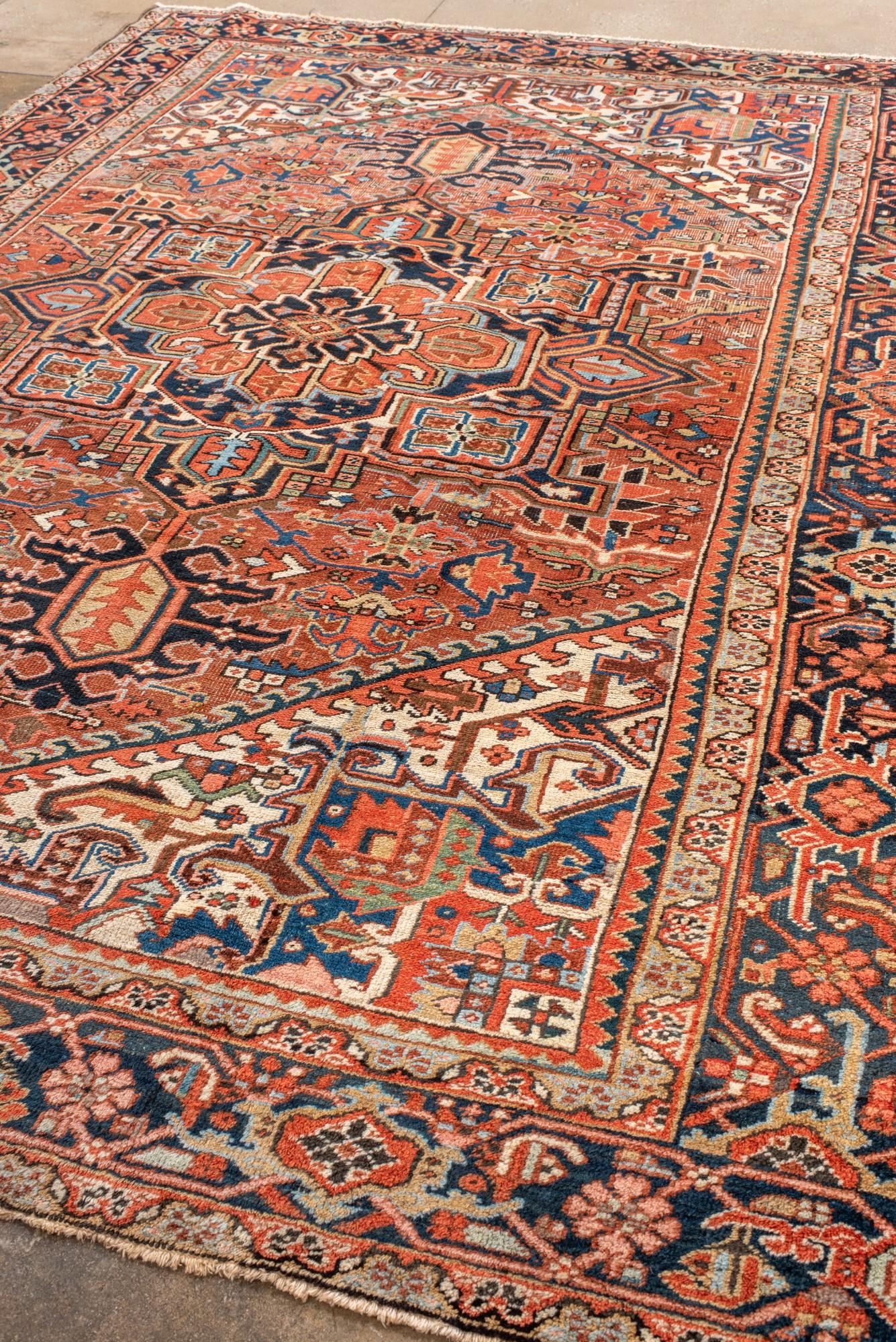 Antiker persischer Heriz-Teppich mit geometrischem Medaillon (Persisch) im Angebot