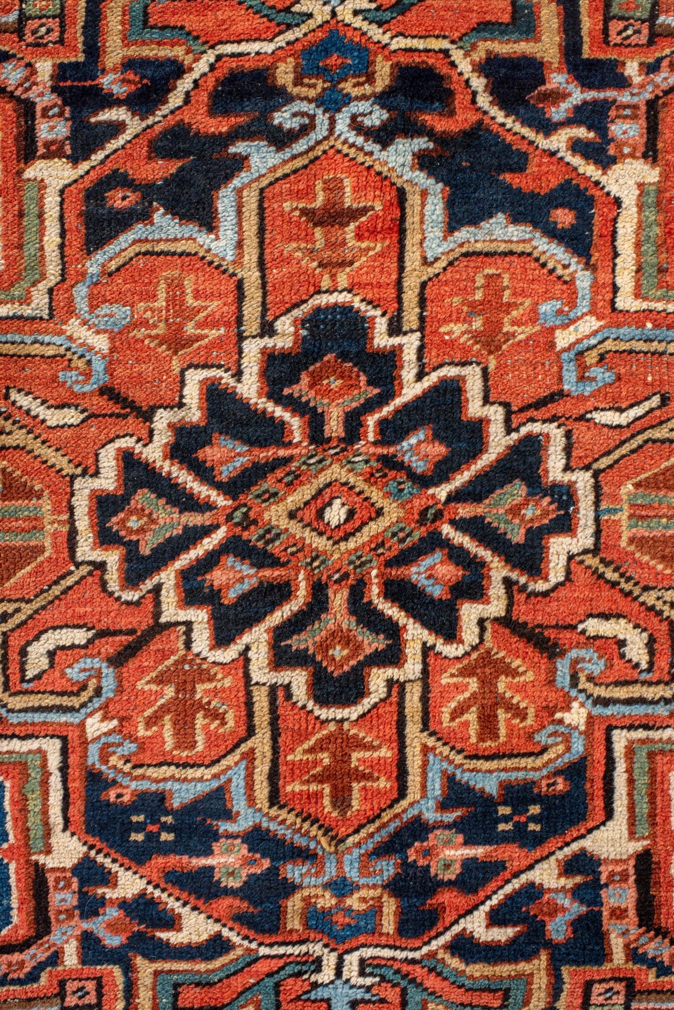 Antiker persischer Heriz-Teppich mit geometrischem Medaillon (Handgeknüpft) im Angebot