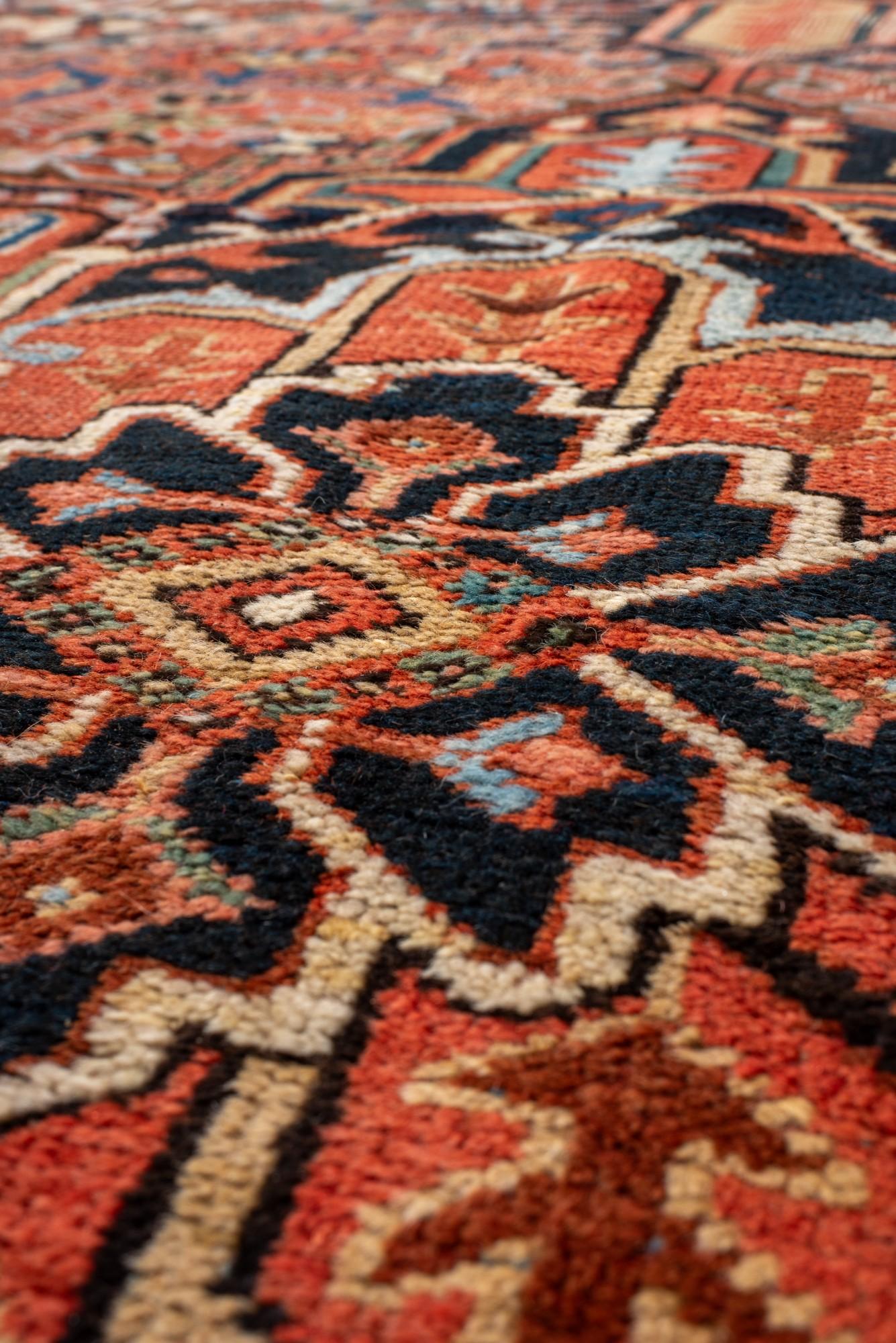 Antiker persischer Heriz-Teppich mit geometrischem Medaillon im Zustand „Gut“ im Angebot in New York, NY