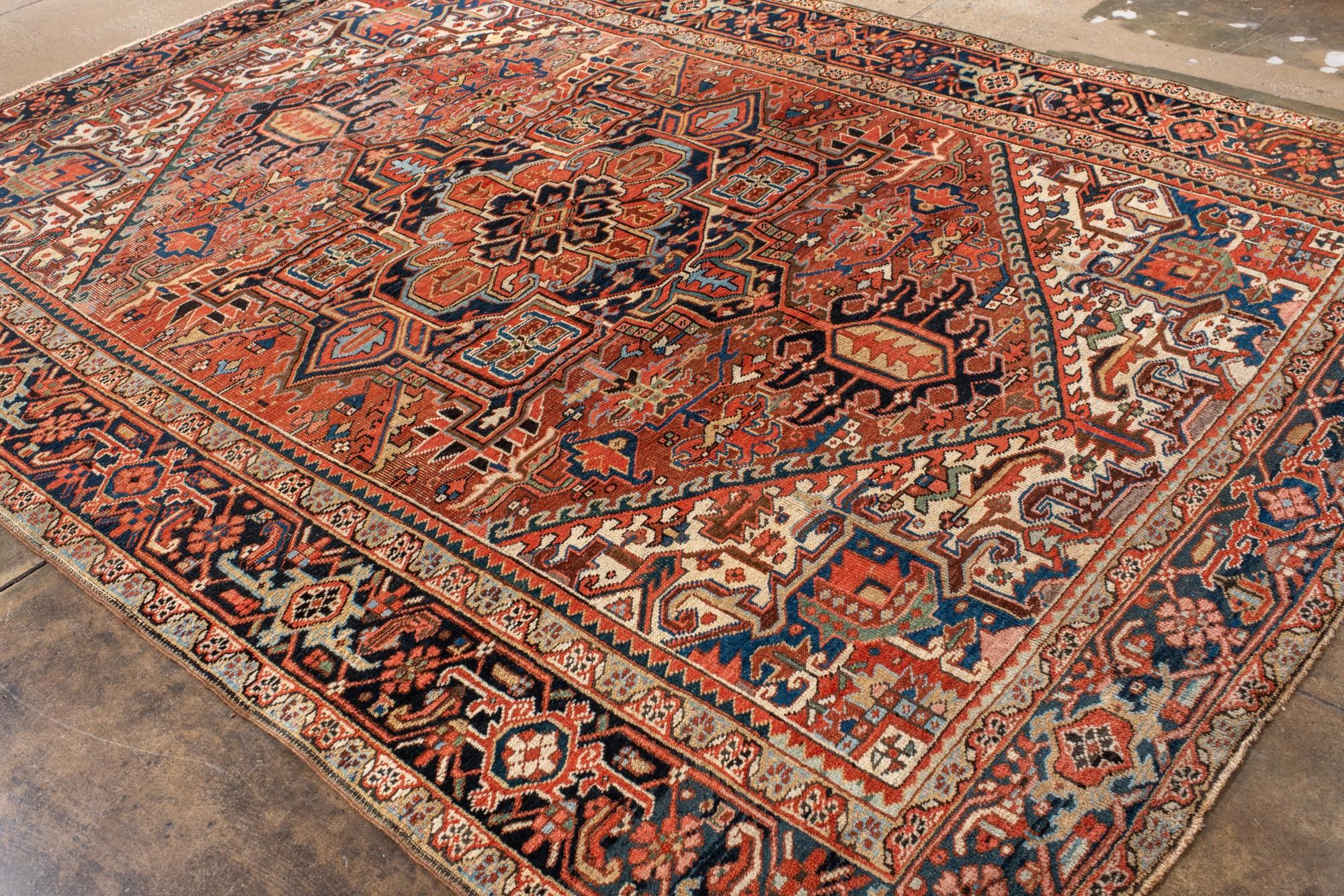 Antiker persischer Heriz-Teppich mit geometrischem Medaillon (20. Jahrhundert) im Angebot